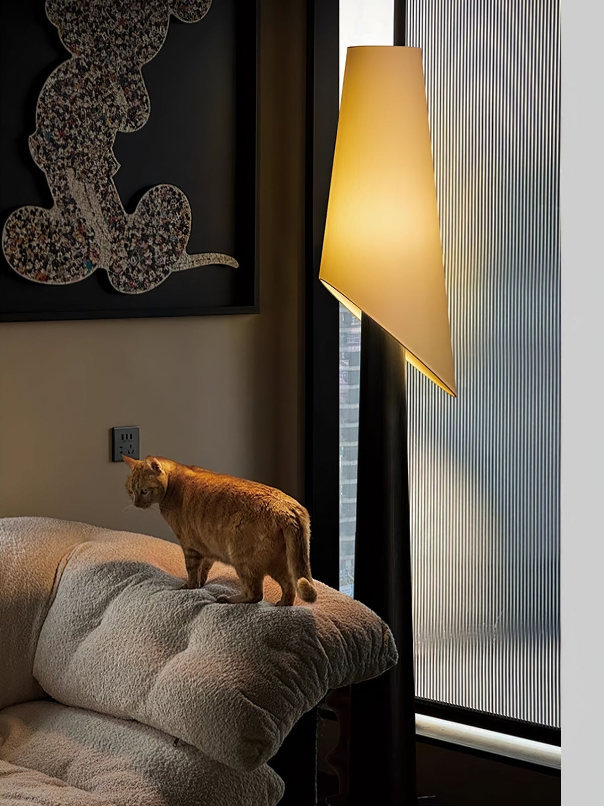 Curven drewniana lampa stojąca z marmuru
