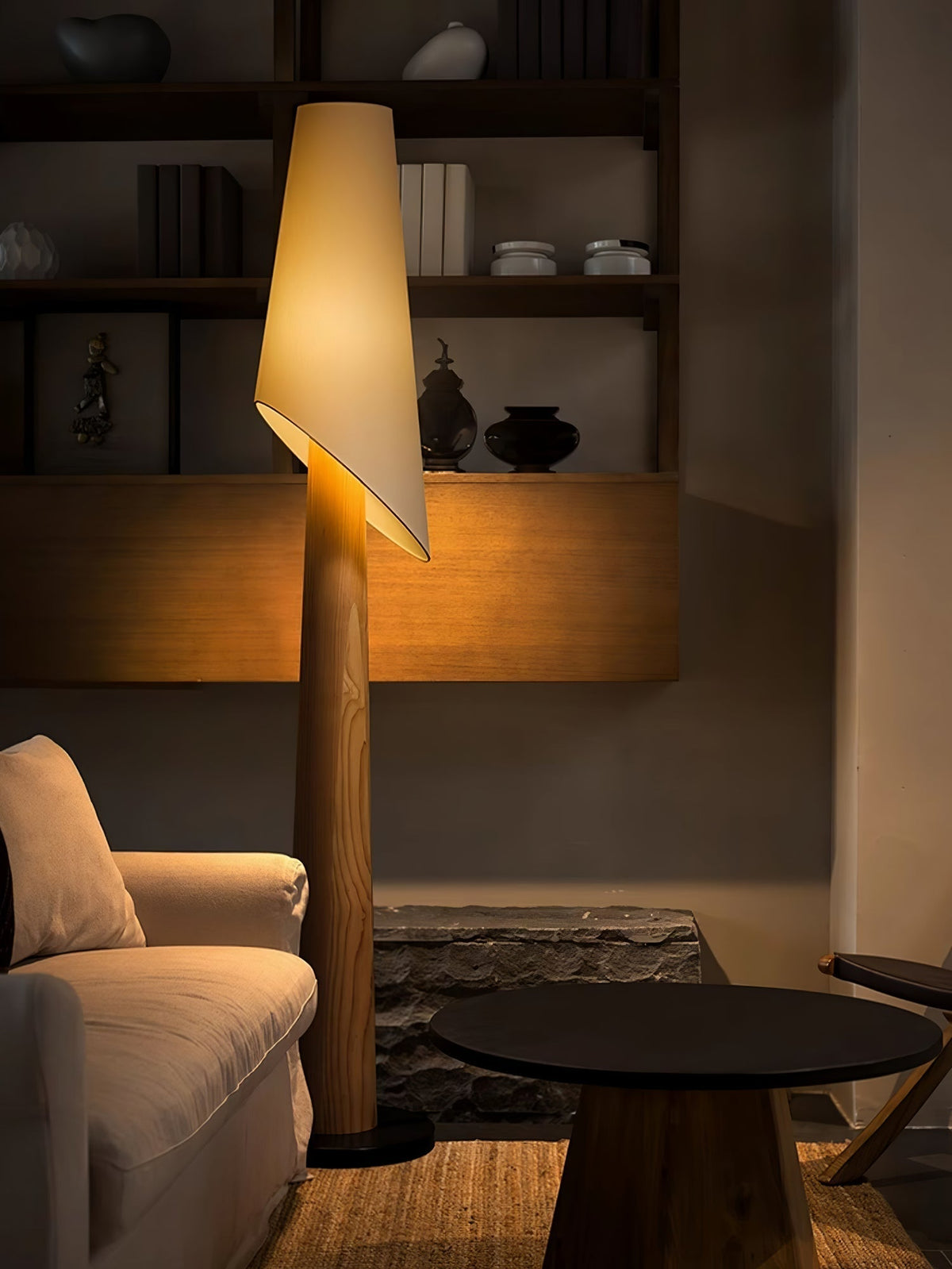 Curven drewniana lampa stojąca z marmuru