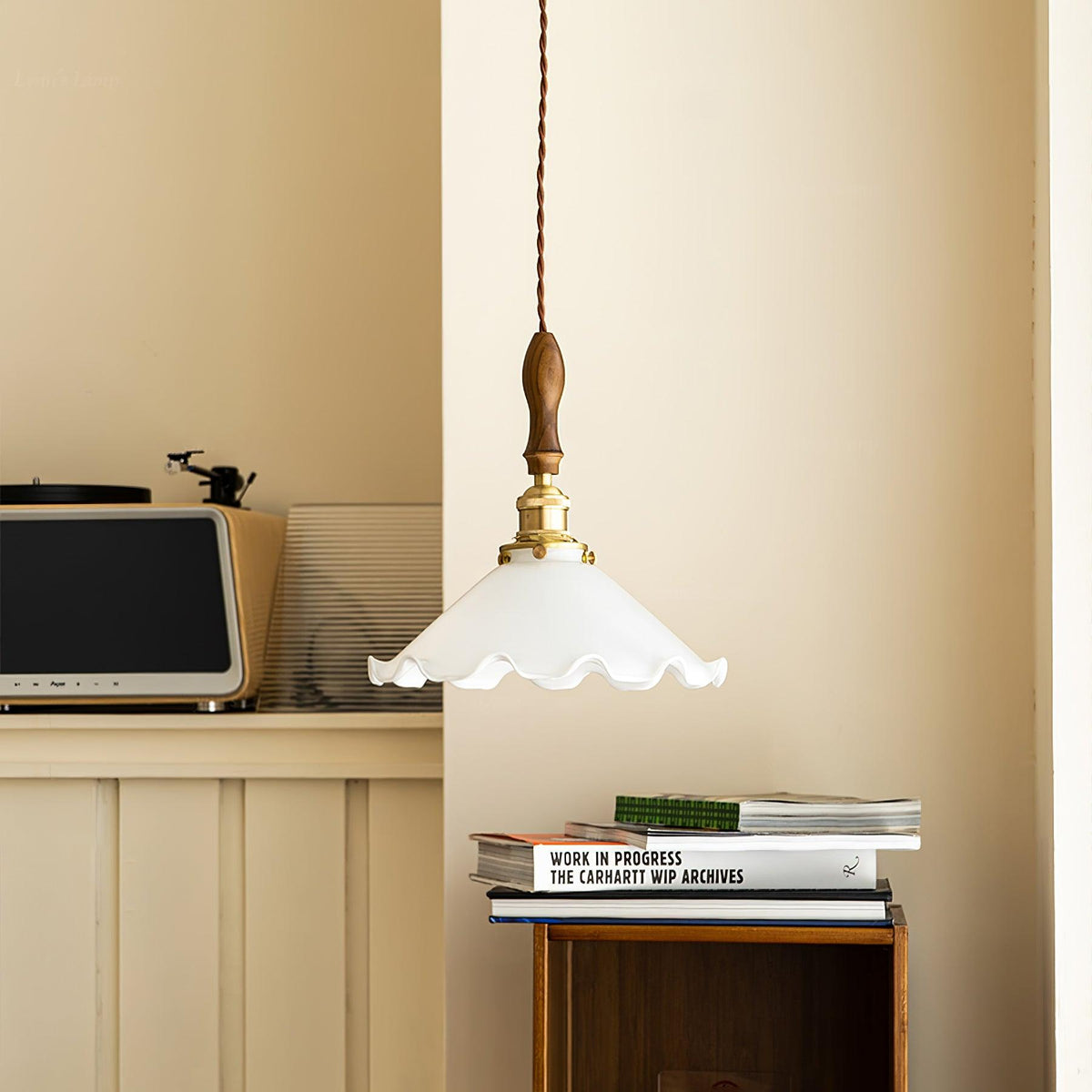 Questa lampa wisząca ze szkła o falistym kloszu w stylu vintage dla salonu