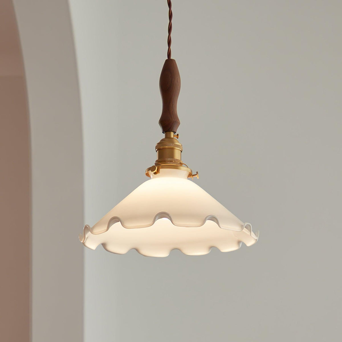 Questa lampa wisząca ze szkła o falistym kloszu w stylu vintage dla salonu