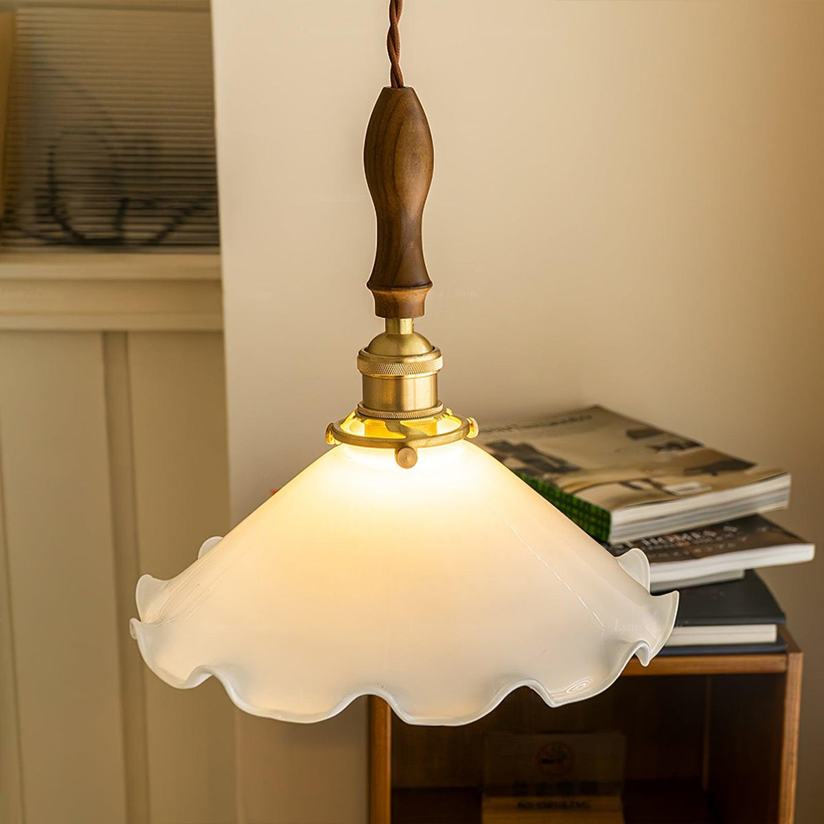 Questa lampa wisząca ze szkła o falistym kloszu w stylu vintage dla salonu