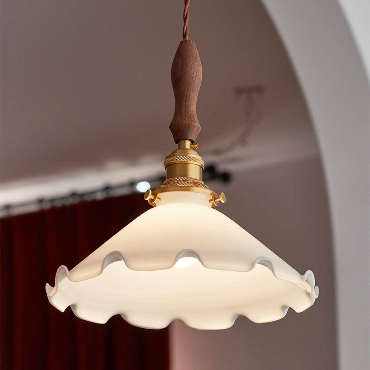 Questa lampa wisząca ze szkła o falistym kloszu w stylu vintage dla salonu