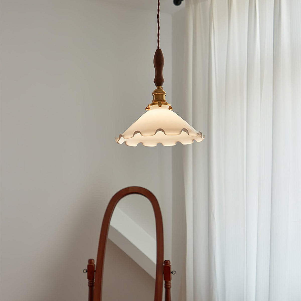 Questa lampa wisząca ze szkła o falistym kloszu w stylu vintage dla salonu