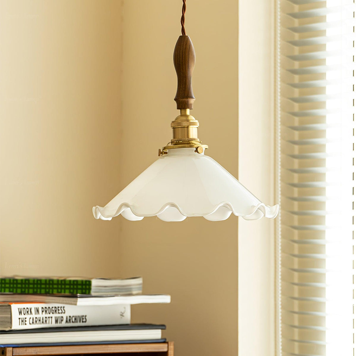 Questa lampa wisząca ze szkła o falistym kloszu w stylu vintage dla salonu