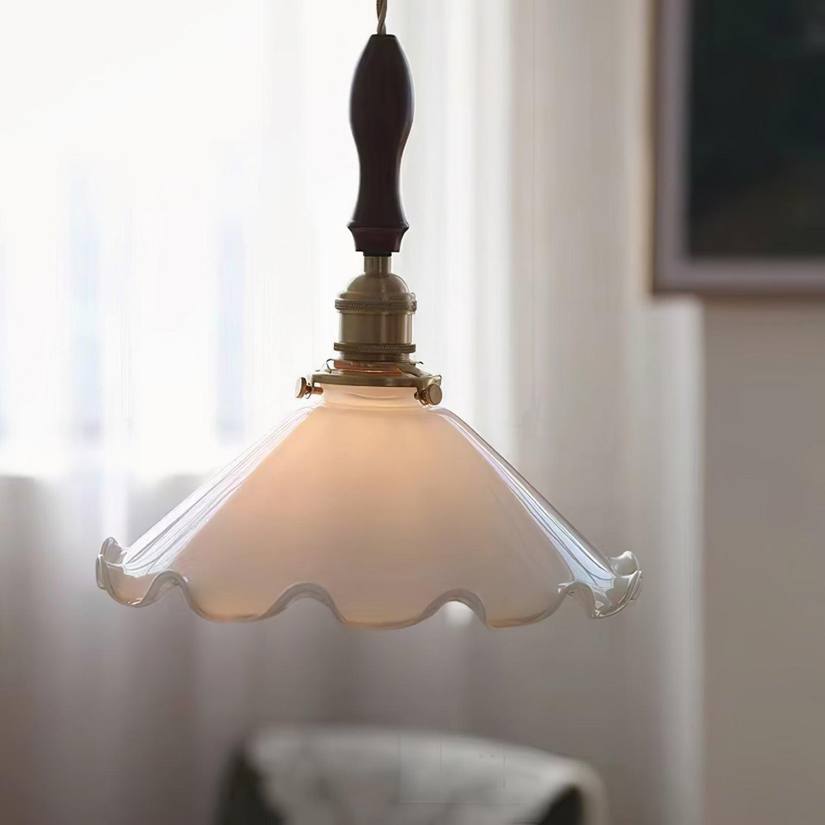 Questa lampa wisząca ze szkła o falistym kloszu w stylu vintage dla salonu