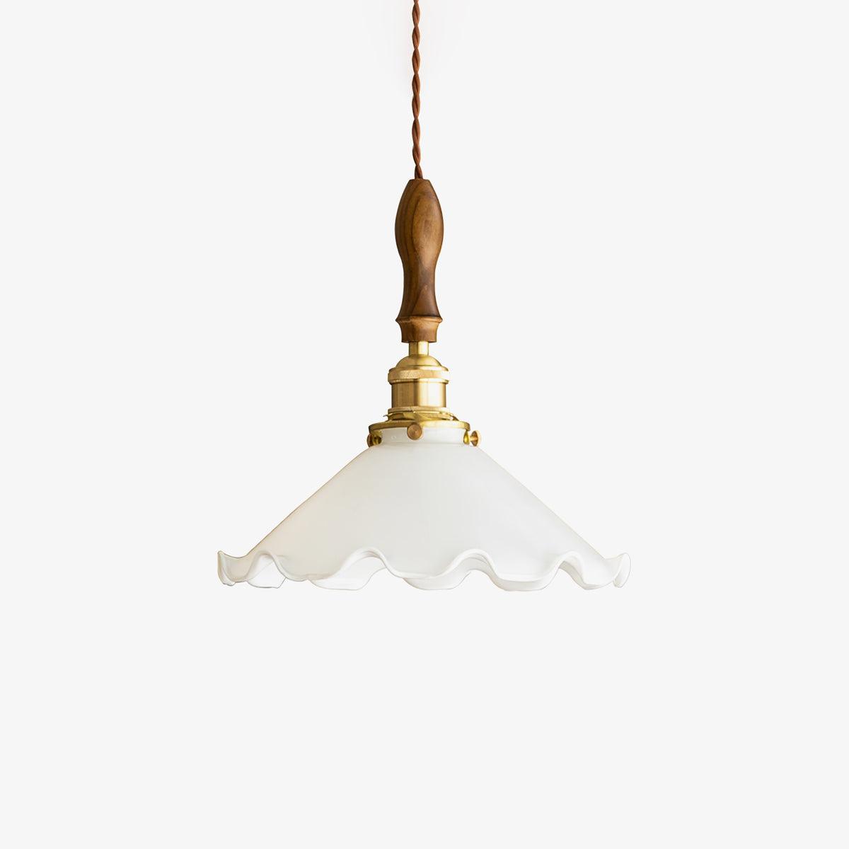 Questa lampa wisząca ze szkła o falistym kloszu w stylu vintage dla salonu