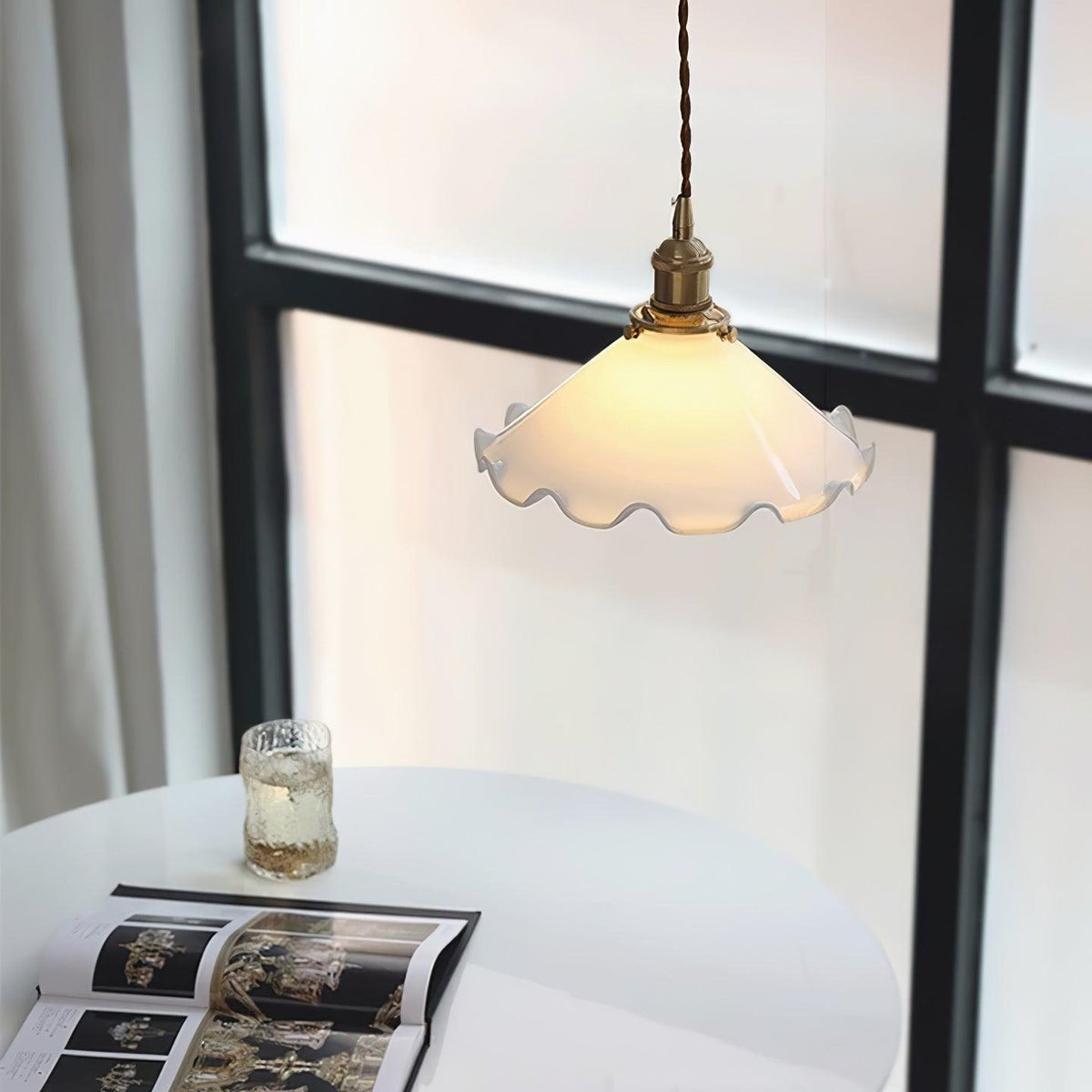 Questa lampa wisząca ze szkła o falistym kloszu w stylu vintage dla salonu