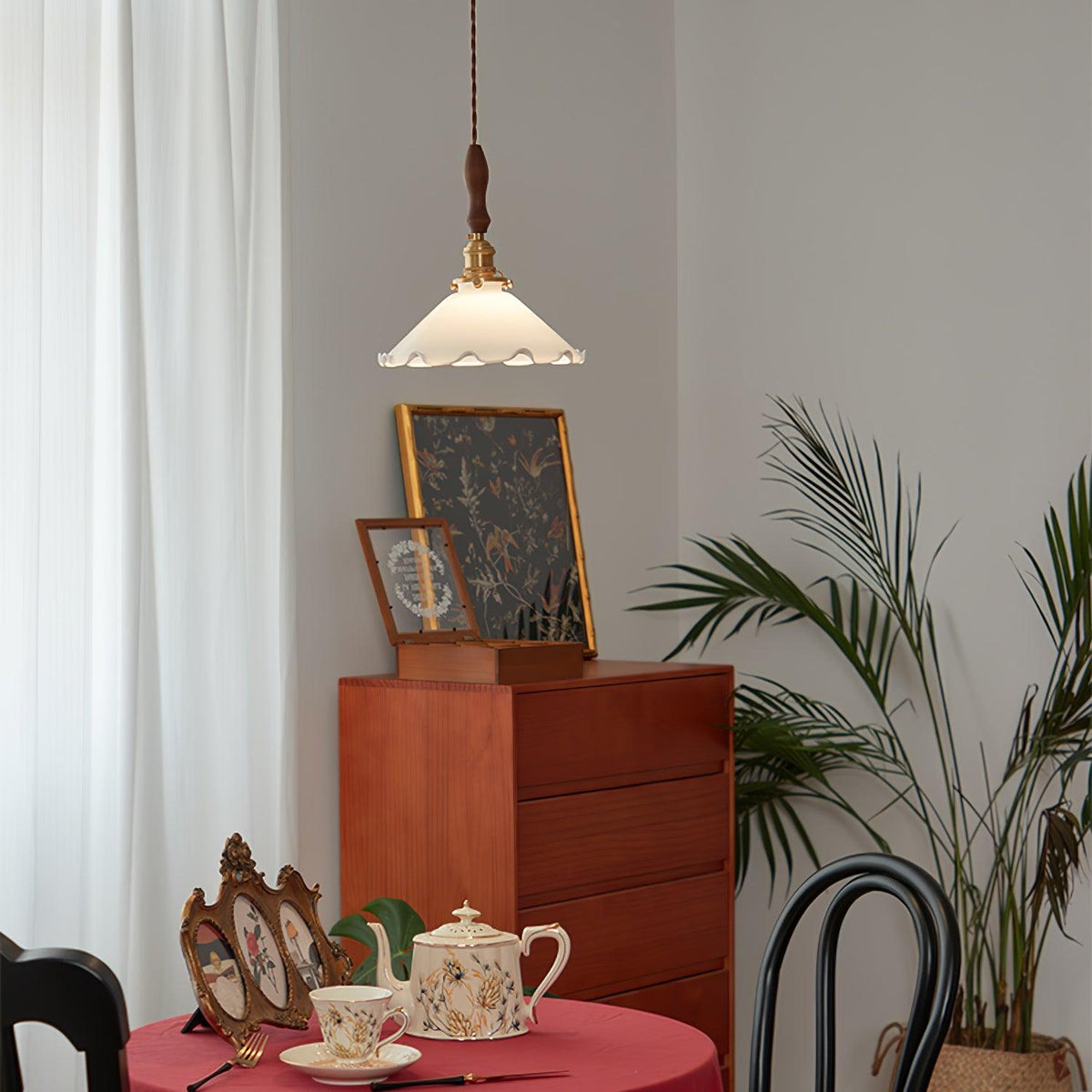 Questa lampa wisząca ze szkła o falistym kloszu w stylu vintage dla salonu