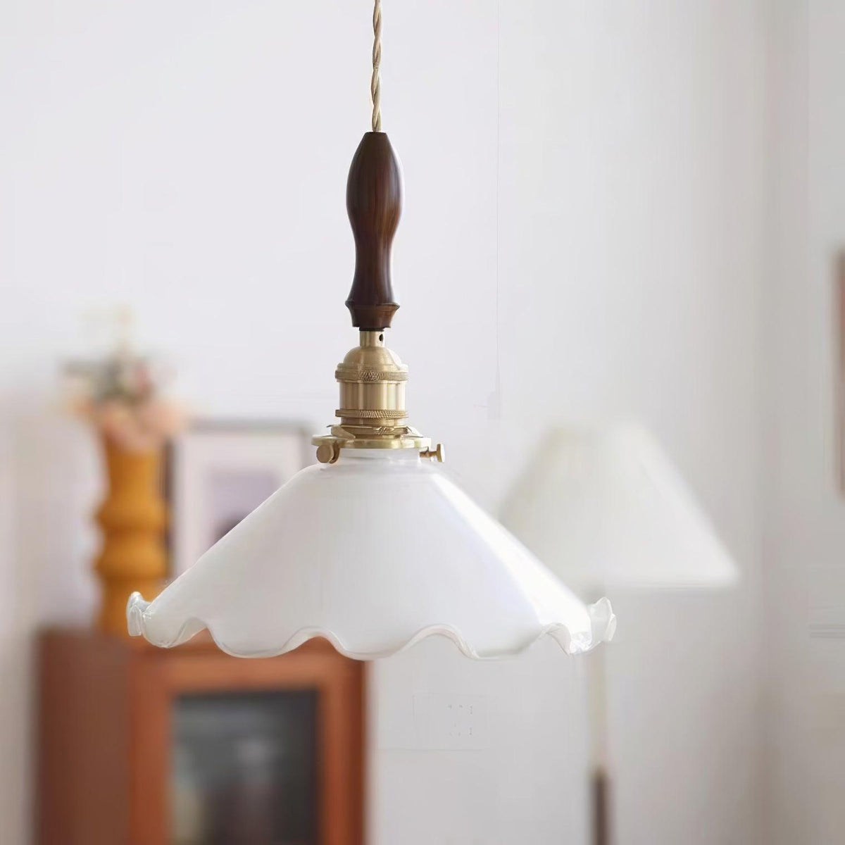 Questa lampa wisząca ze szkła o falistym kloszu w stylu vintage dla salonu