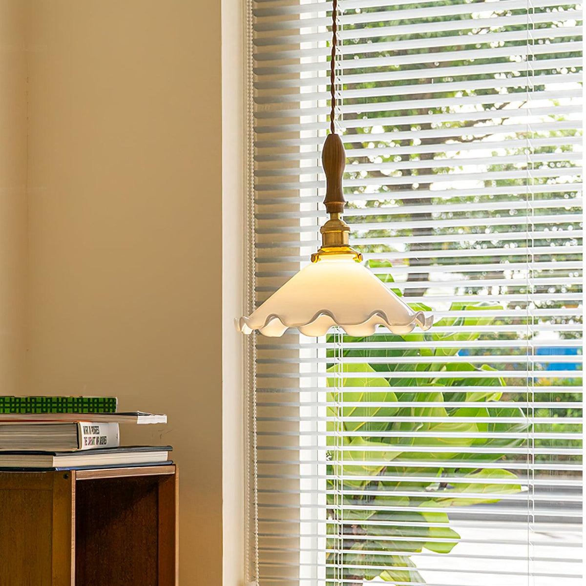 Questa lampa wisząca ze szkła o falistym kloszu w stylu vintage dla salonu