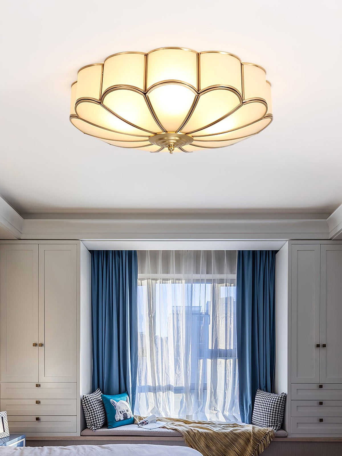 Velenena lampa sufitowa w kształcie kwiatu ze szkła i mosiądzu