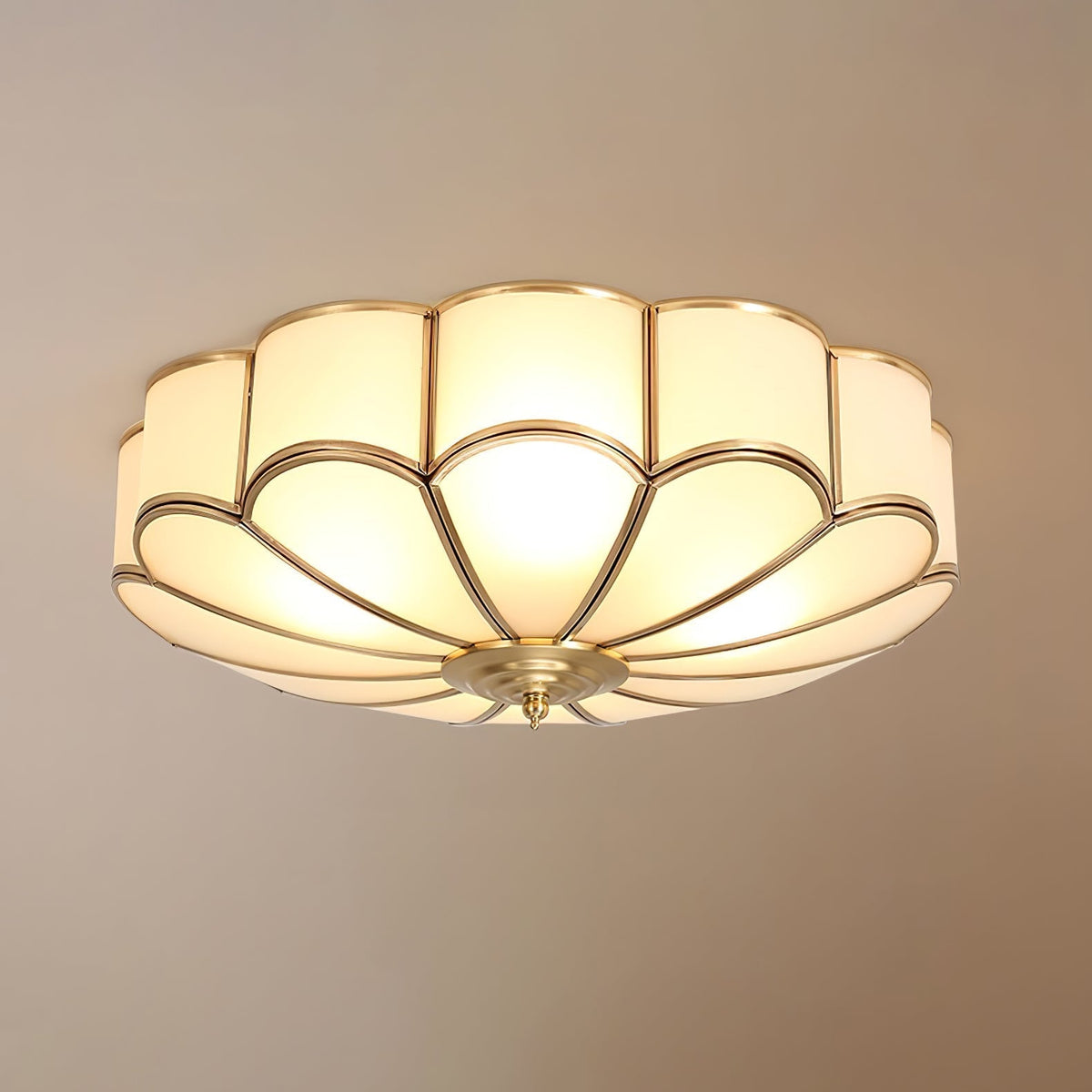 Velenena lampa sufitowa w kształcie kwiatu ze szkła i mosiądzu