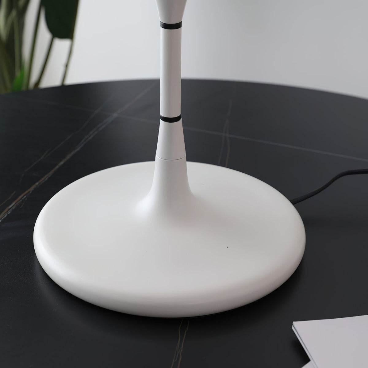 Revenor futurystyczna lampa stołowa z akrylu