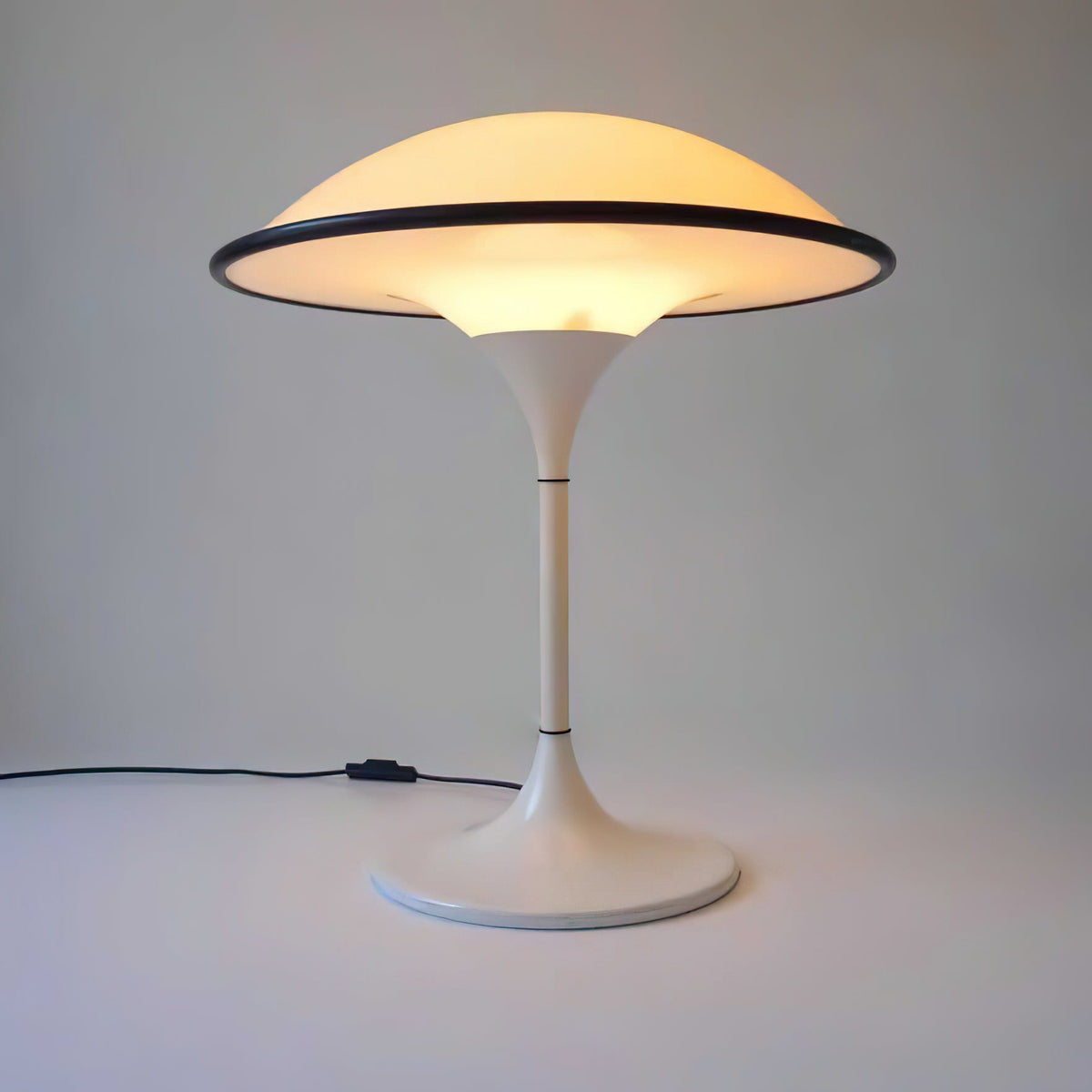 Revenor futurystyczna lampa stołowa z akrylu