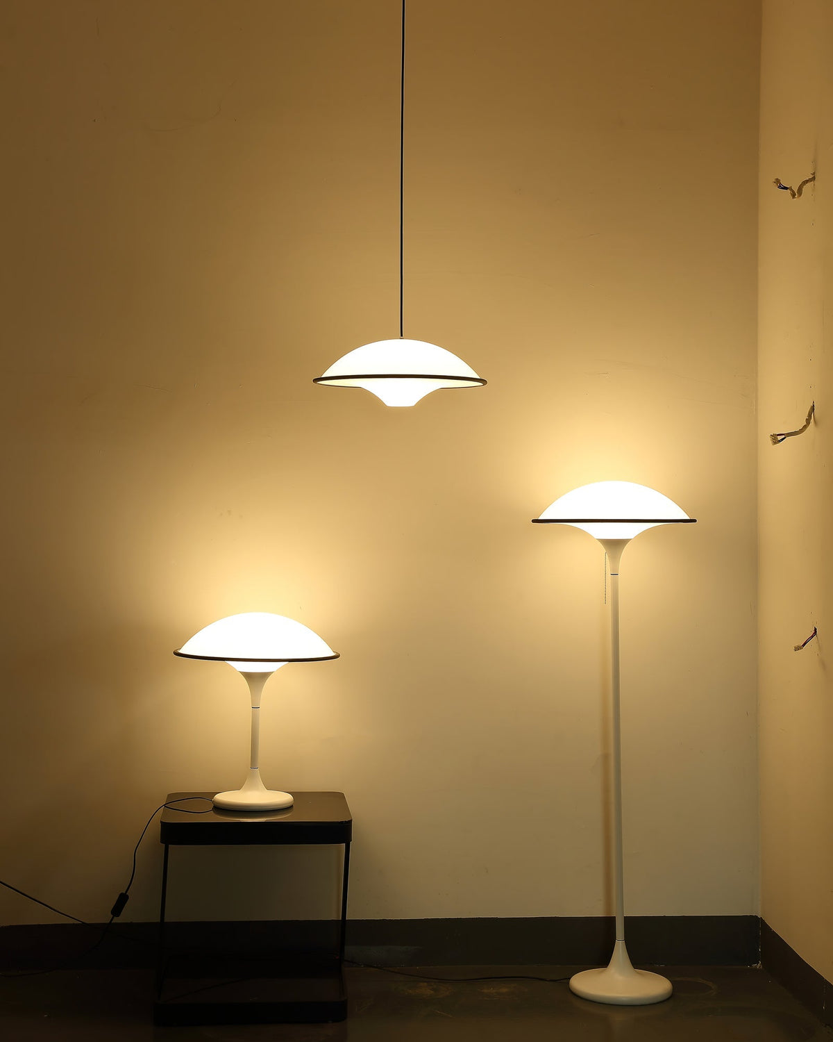 Revenor futurystyczna lampa stołowa z akrylu