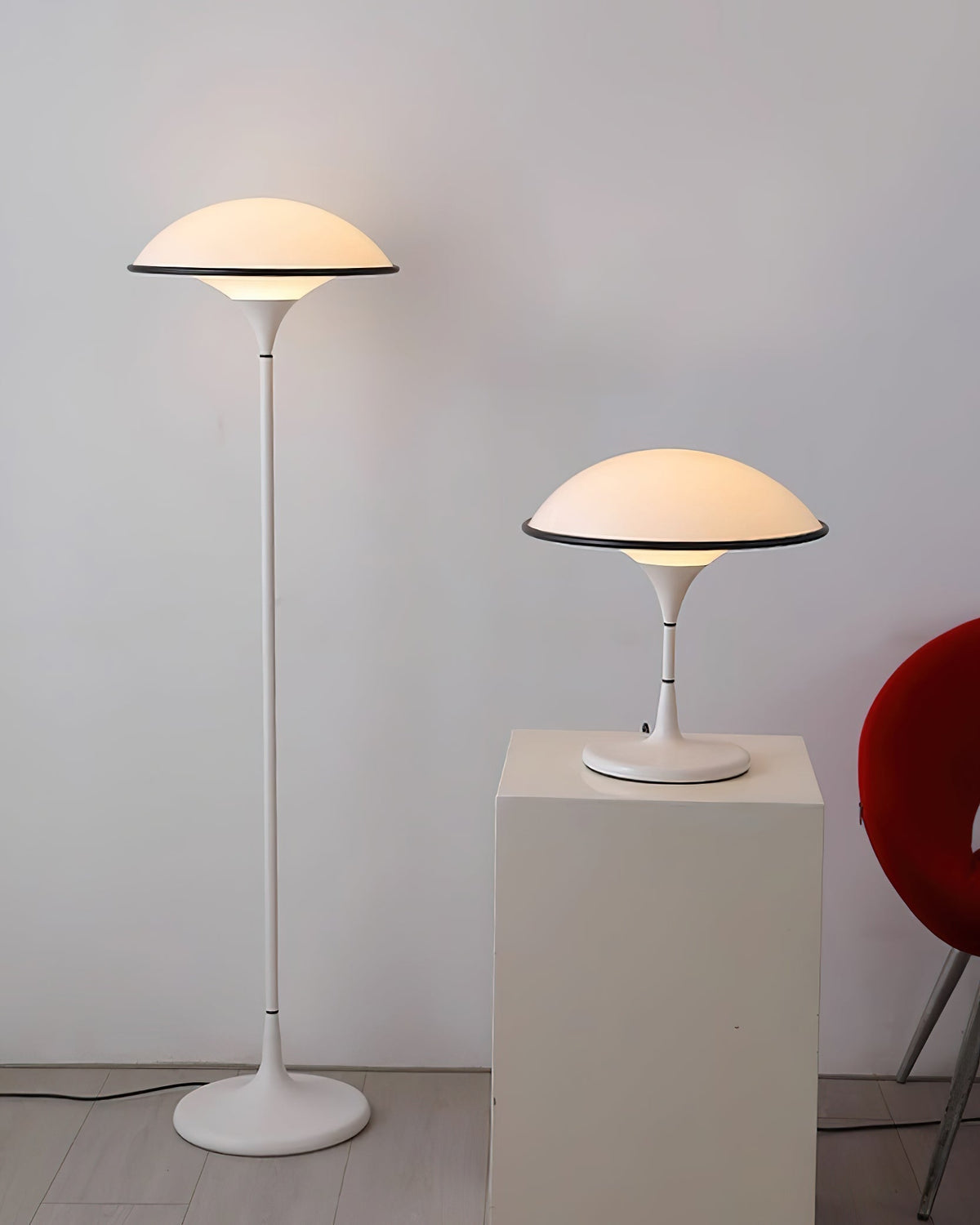 Revenor futurystyczna lampa stołowa z akrylu