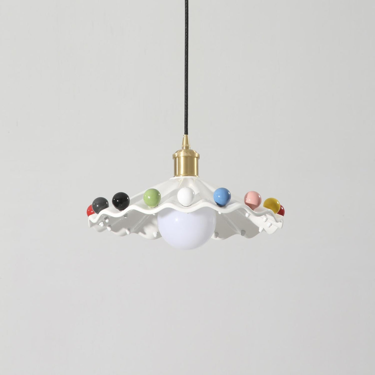 Solvira lampa wisząca z falistą ochronką ceramiczną
