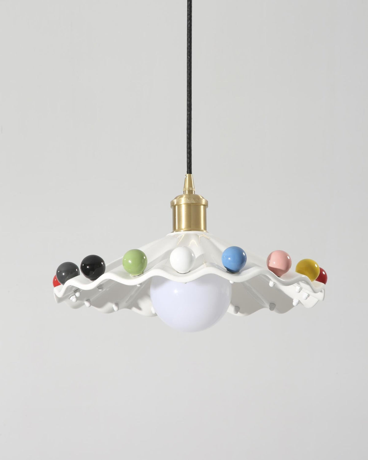 Solvira lampa wisząca z falistą ochronką ceramiczną