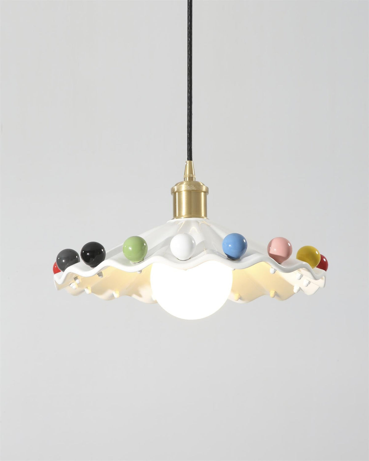 Solvira lampa wisząca z falistą ochronką ceramiczną