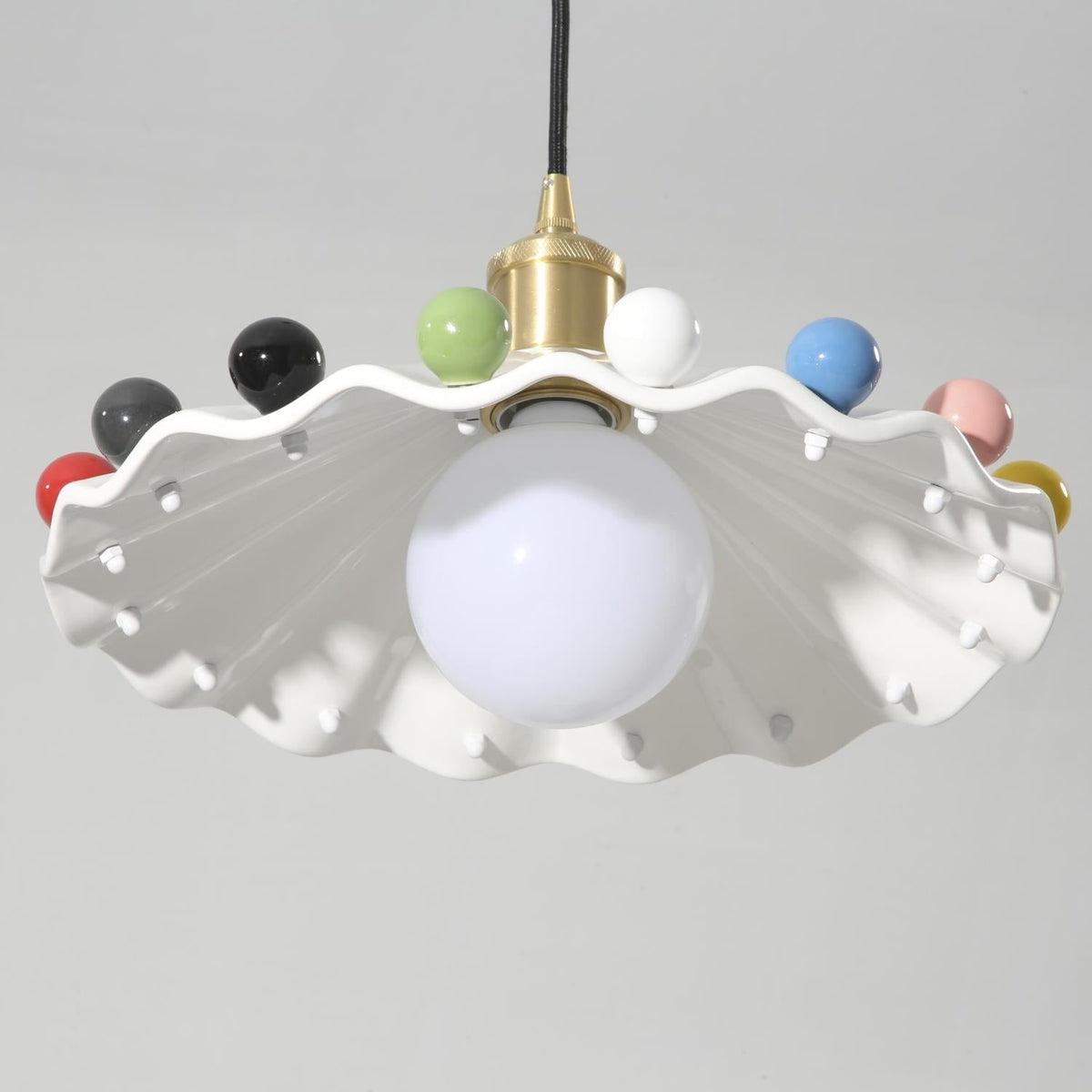 Solvira lampa wisząca z falistą ochronką ceramiczną