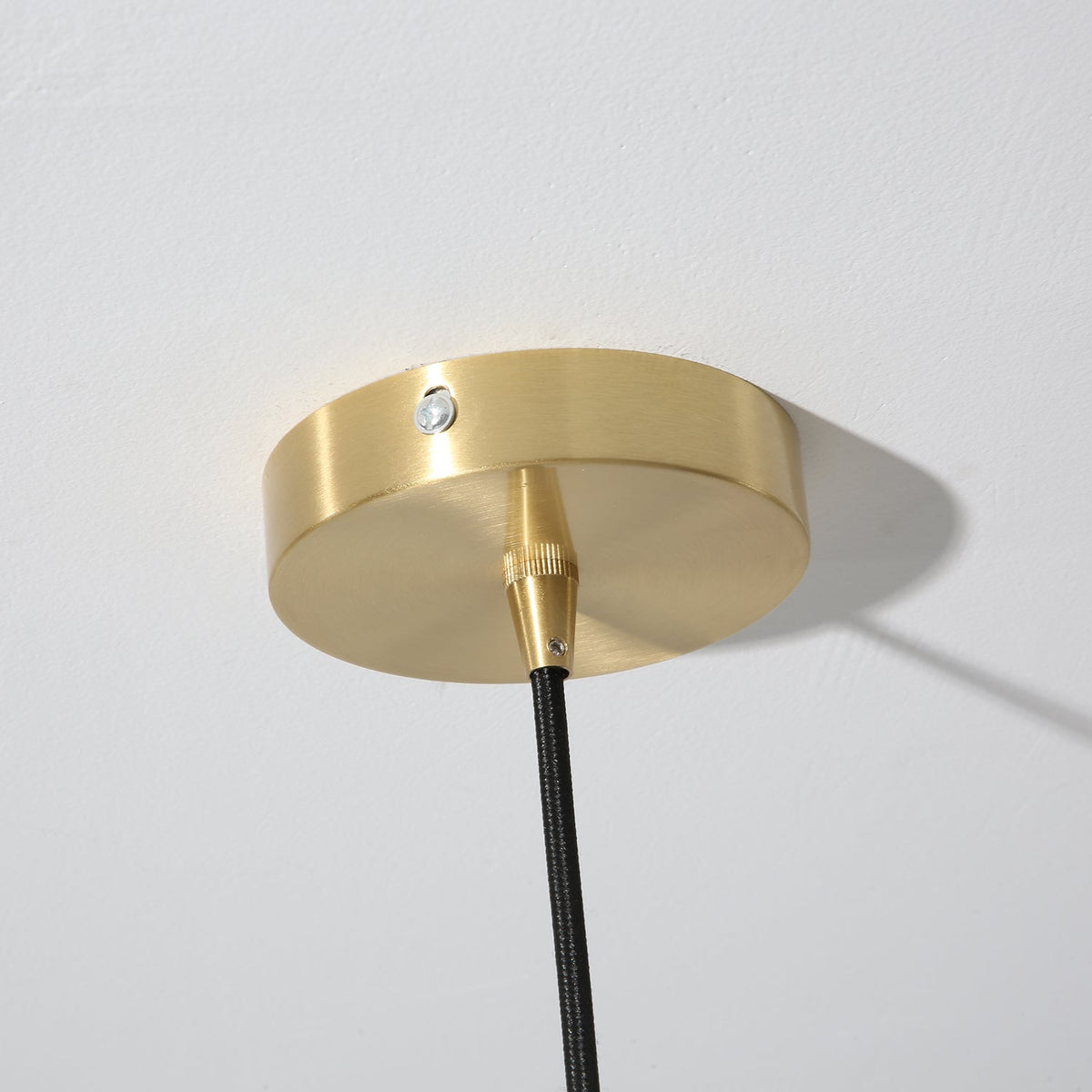 Solvira lampa wisząca z falistą ochronką ceramiczną