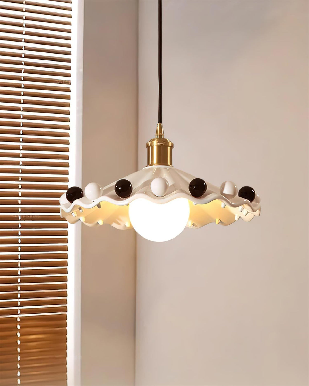 Solvira lampa wisząca z falistą ochronką ceramiczną