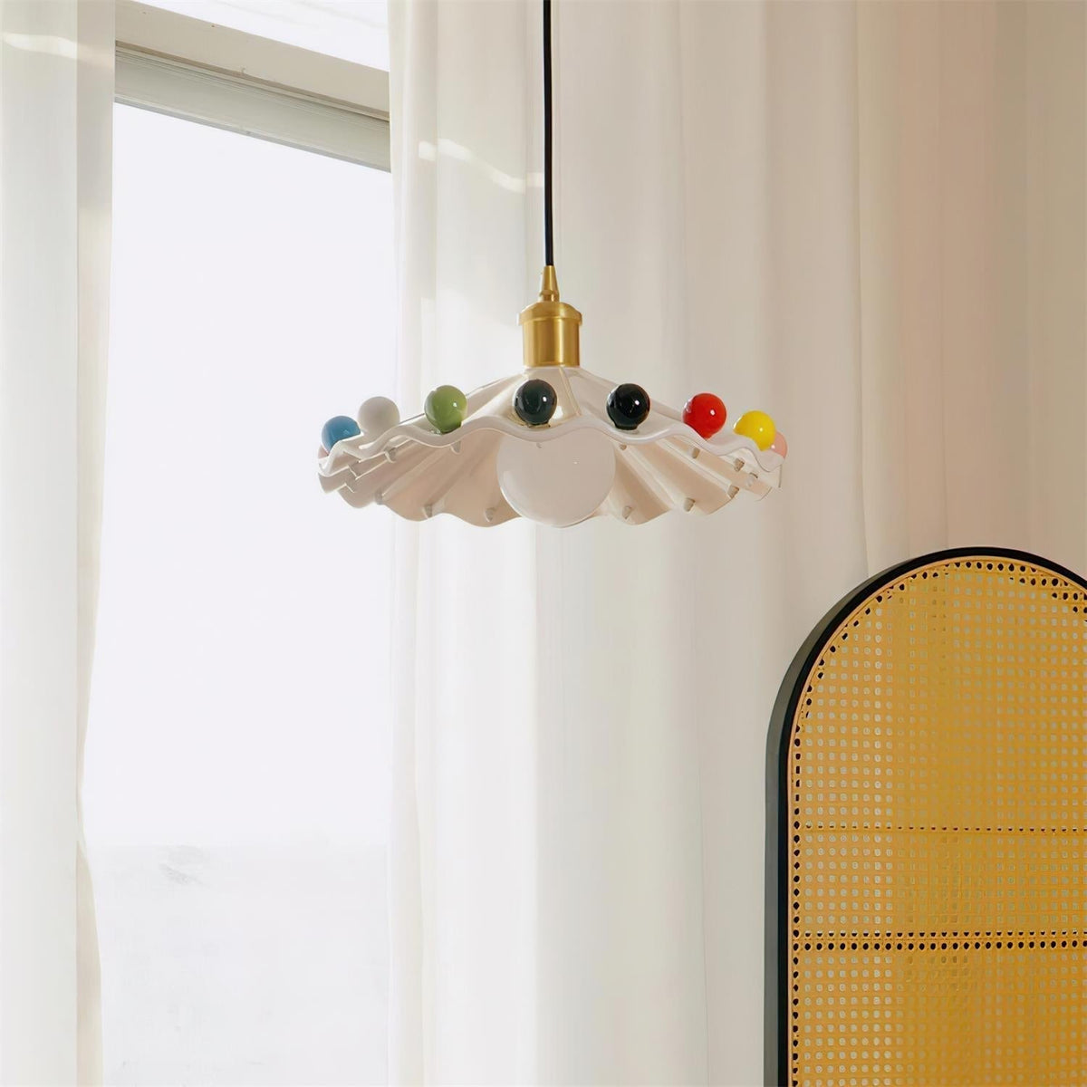 Solvira lampa wisząca z falistą ochronką ceramiczną