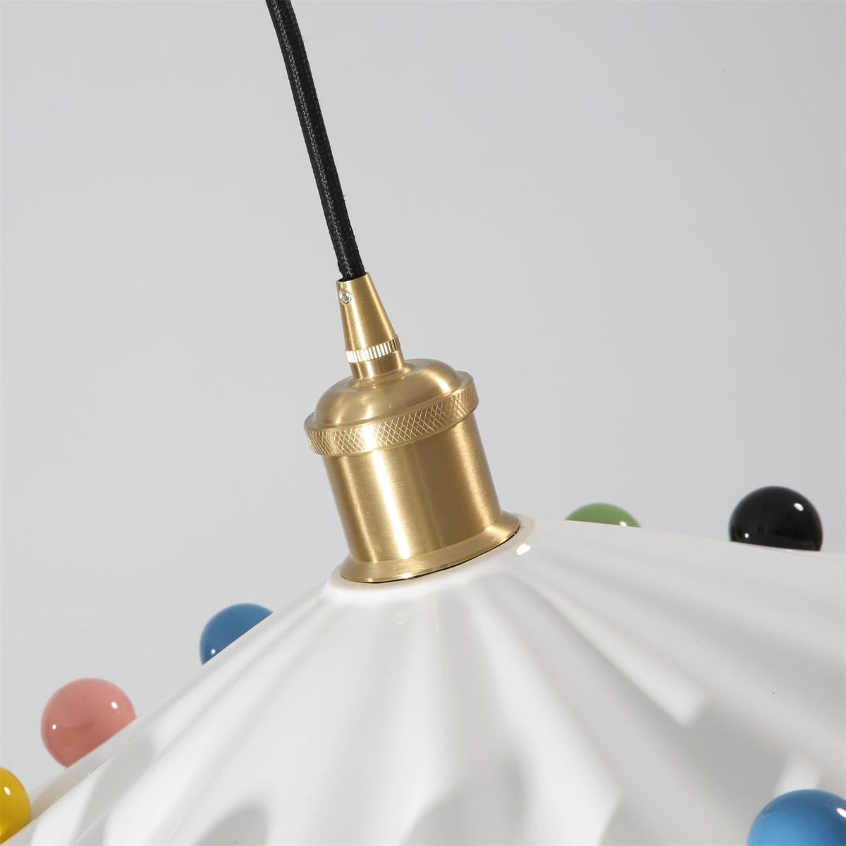 Solvira lampa wisząca z falistą ochronką ceramiczną