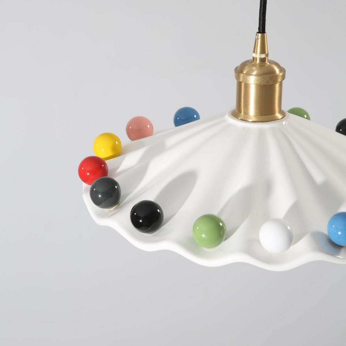 Solvira lampa wisząca z falistą ochronką ceramiczną
