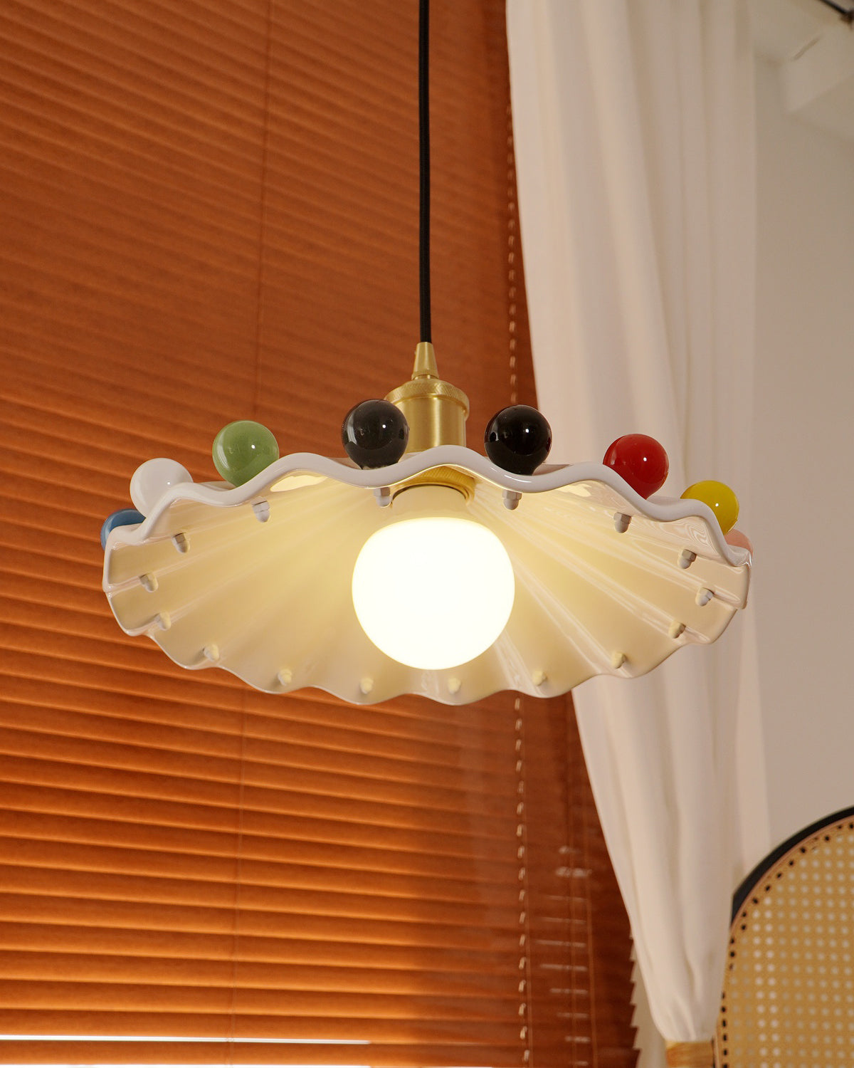 Solvira lampa wisząca z falistą ochronką ceramiczną