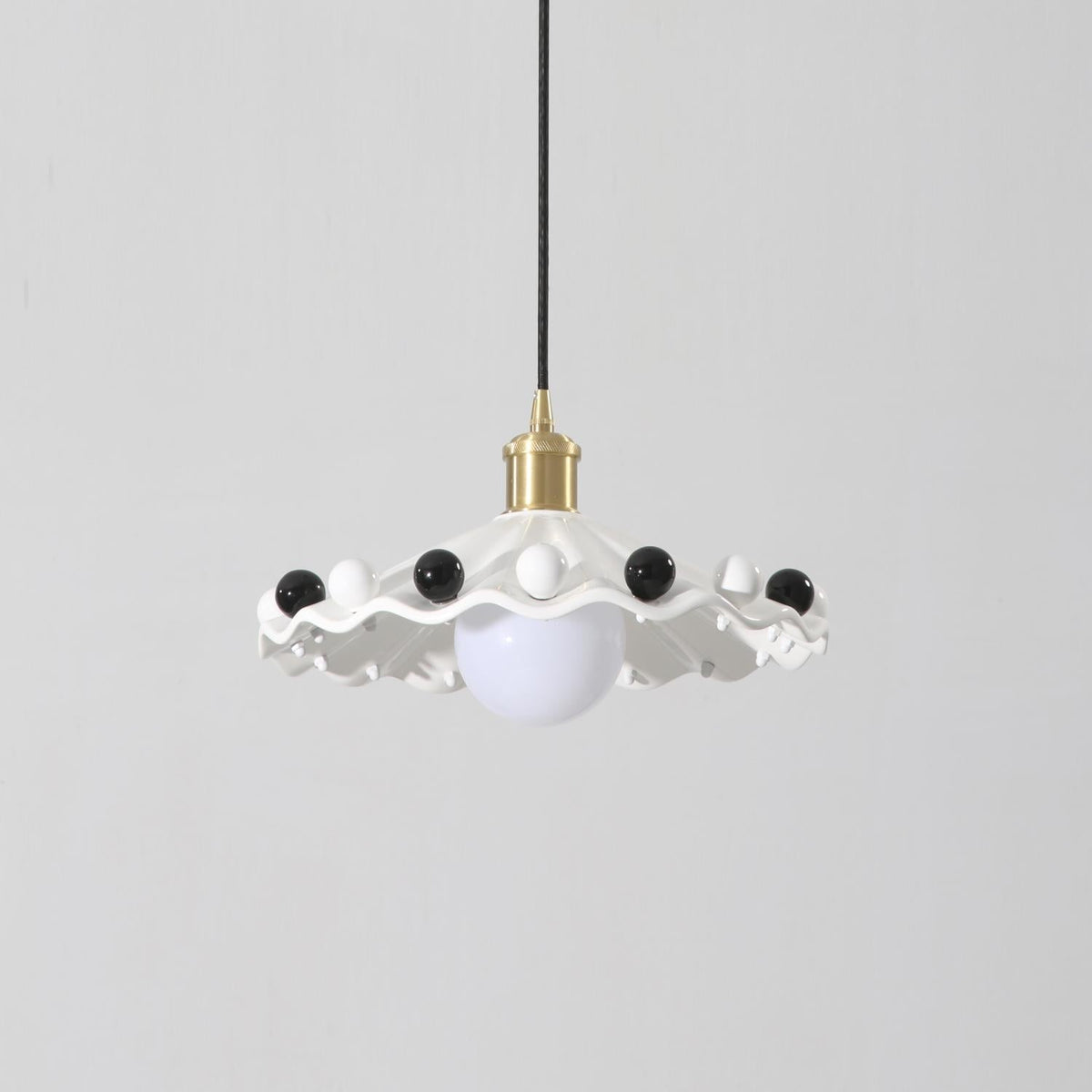 Solvira lampa wisząca z falistą ochronką ceramiczną