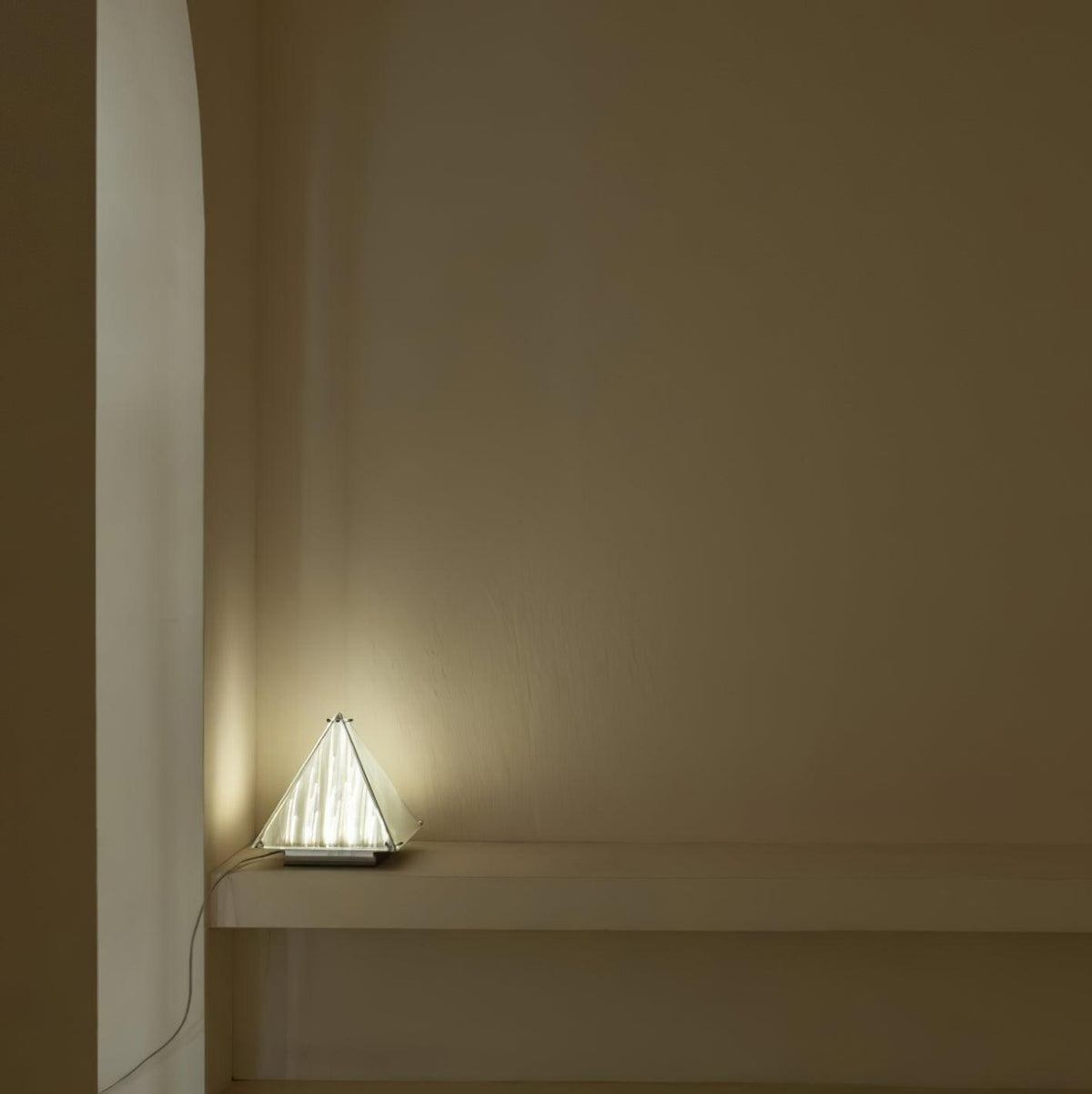 Mymiryre stołowa lampa ze szkła o kształcie piramidy