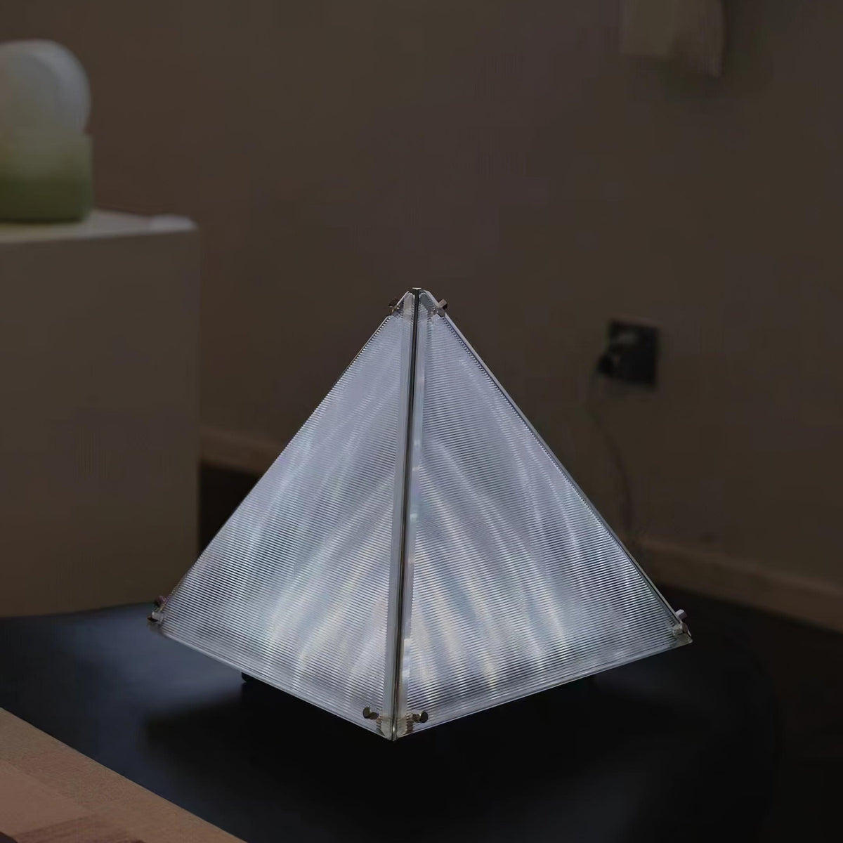 Mymiryre stołowa lampa ze szkła o kształcie piramidy