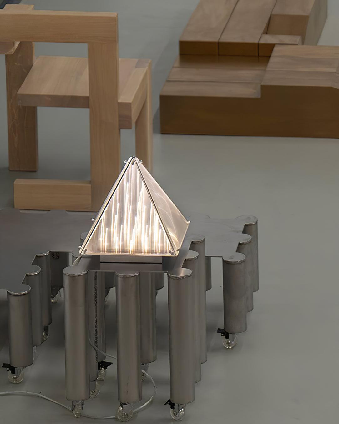Mymiryre stołowa lampa ze szkła o kształcie piramidy