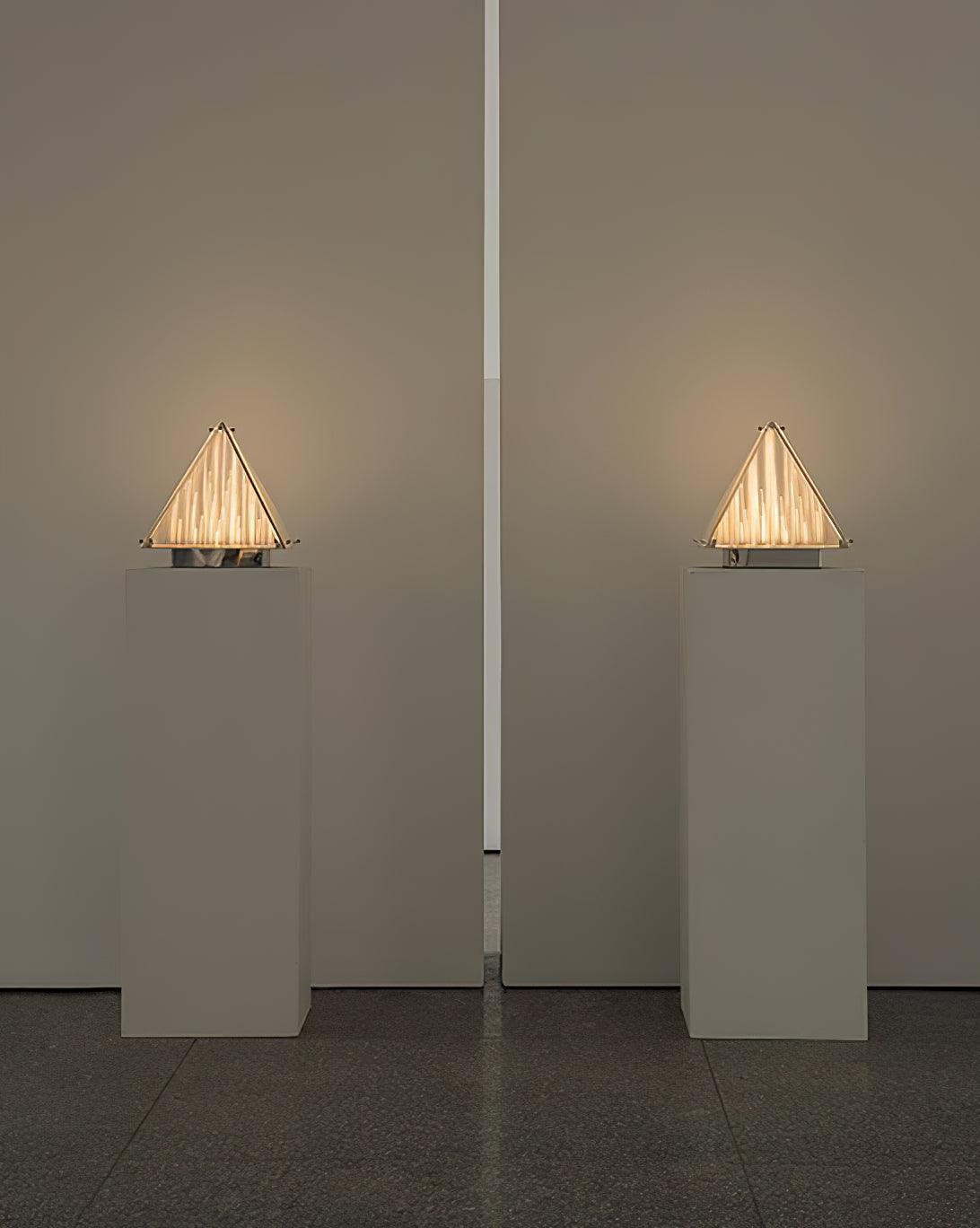 Mymiryre stołowa lampa ze szkła o kształcie piramidy