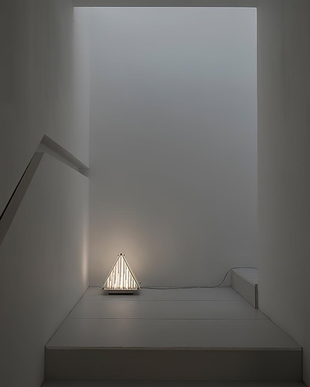 Mymiryre stołowa lampa ze szkła o kształcie piramidy