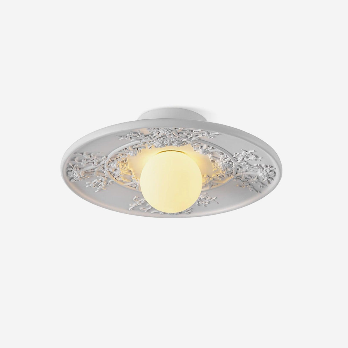 Lampy sufitowe Lace w kolorze białym z laserowo ciętą koronką i kulistą lampą centralną