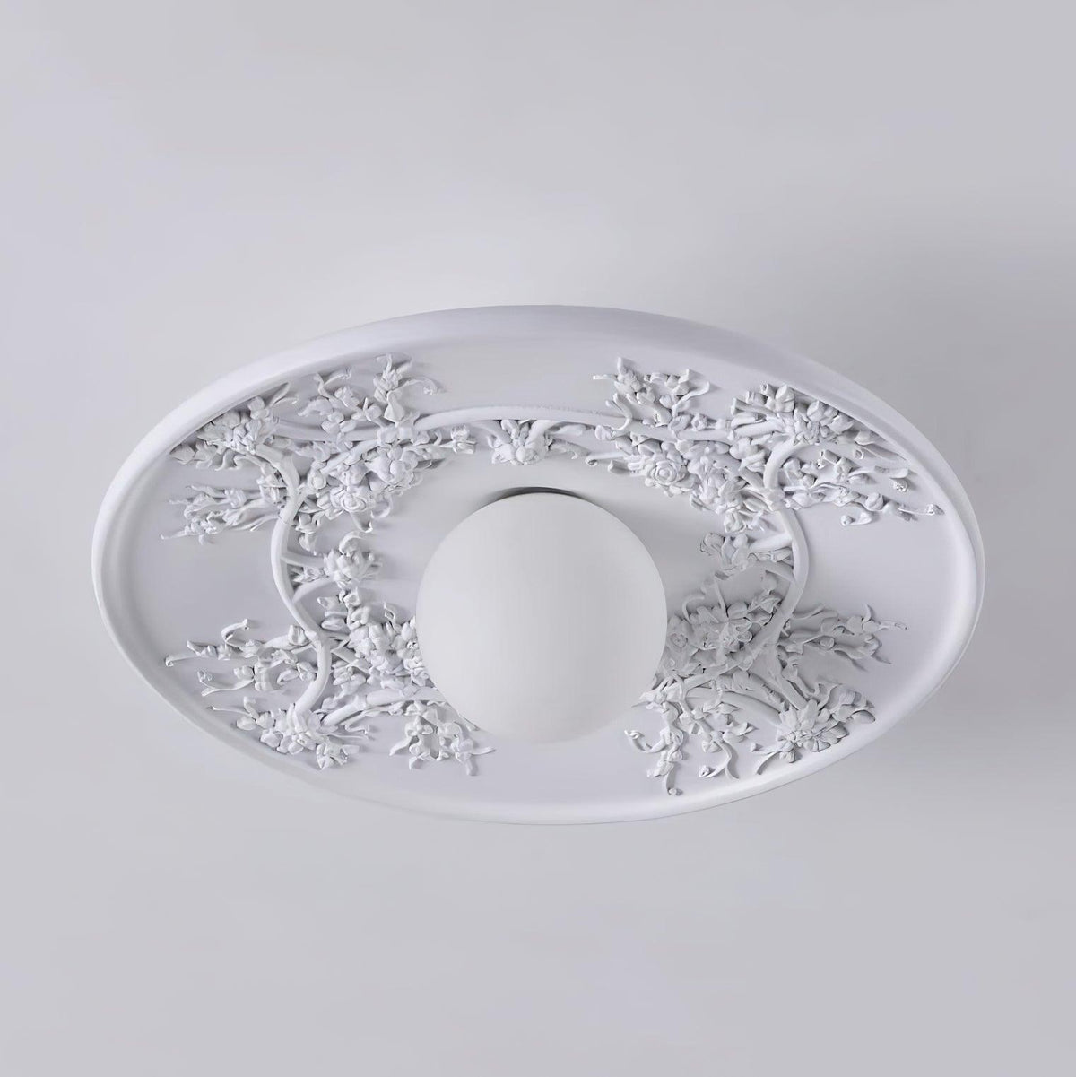 Lampy sufitowe Lace w kolorze białym z laserowo ciętą koronką i kulistą lampą centralną