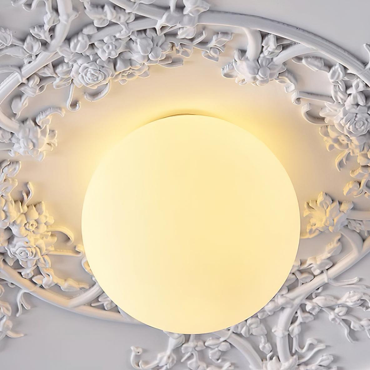 Lampy sufitowe Lace w kolorze białym z laserowo ciętą koronką i kulistą lampą centralną