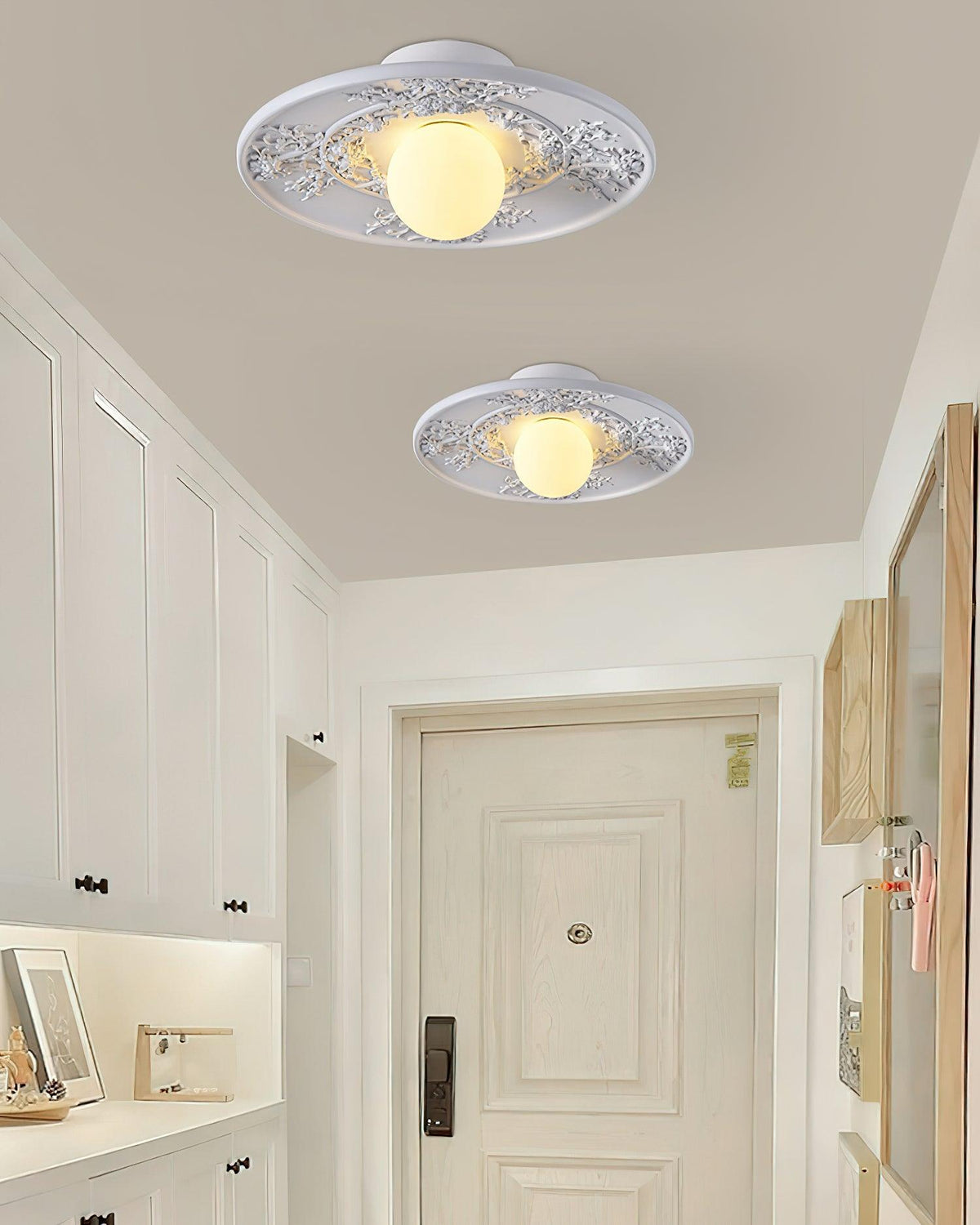 Lampy sufitowe Lace w kolorze białym z laserowo ciętą koronką i kulistą lampą centralną