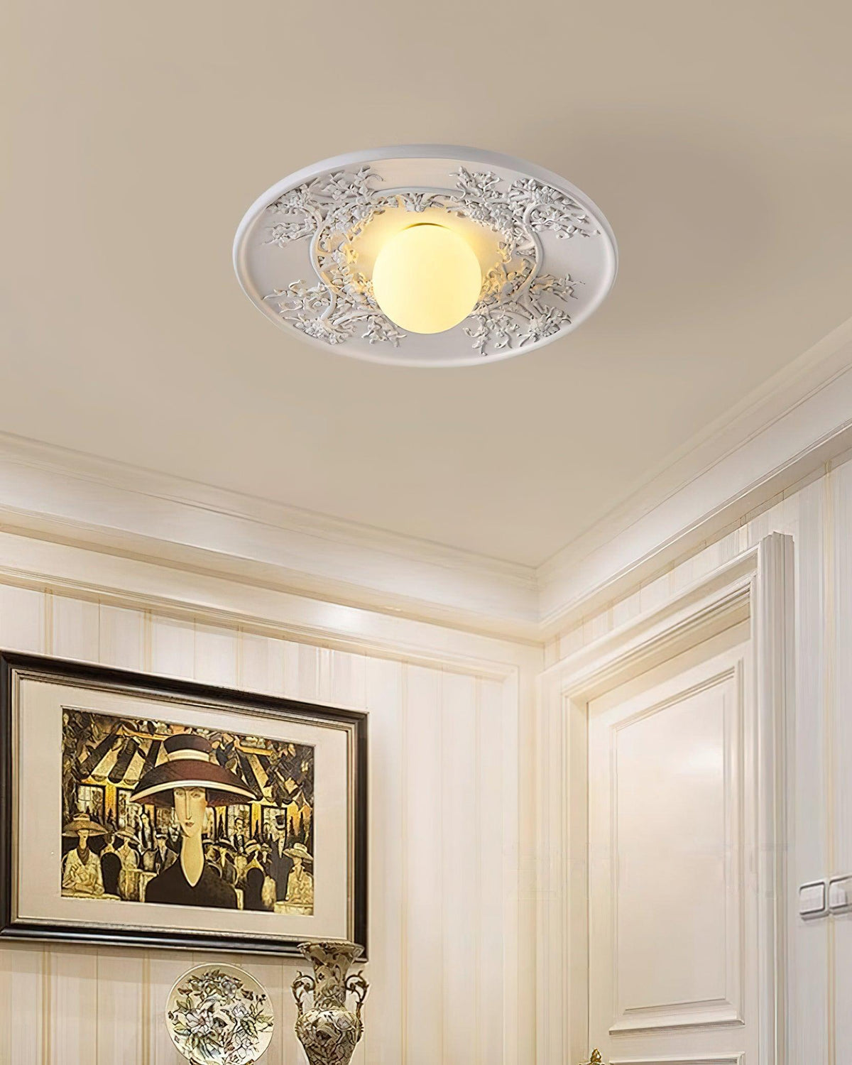 Lampy sufitowe Lace w kolorze białym z laserowo ciętą koronką i kulistą lampą centralną