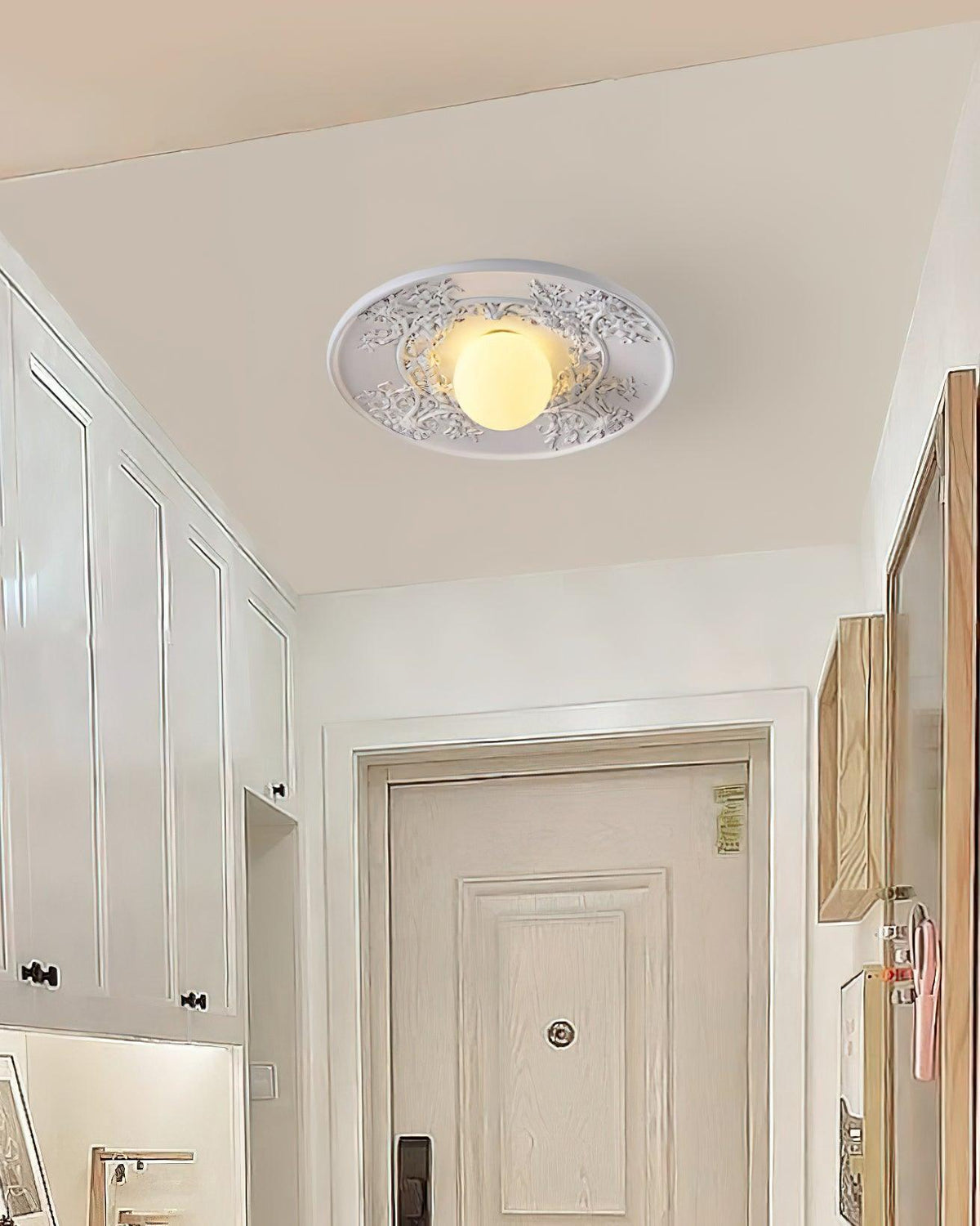 Lampy sufitowe Lace w kolorze białym z laserowo ciętą koronką i kulistą lampą centralną