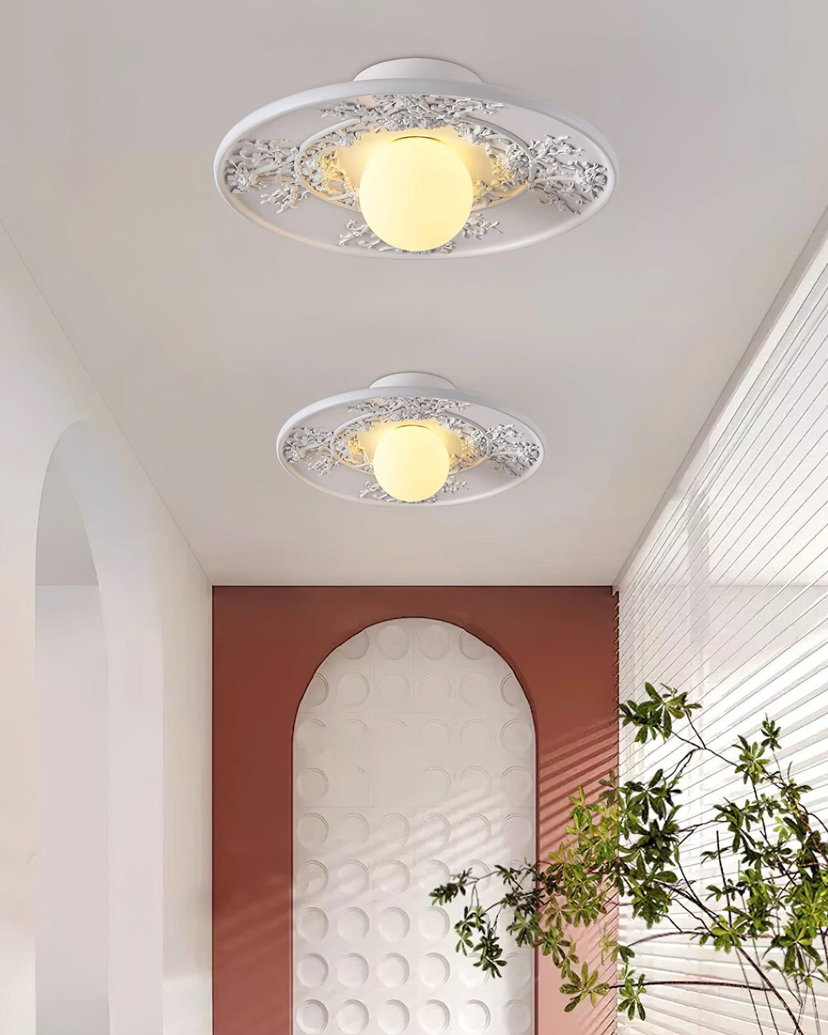 Lampy sufitowe Lace w kolorze białym z laserowo ciętą koronką i kulistą lampą centralną