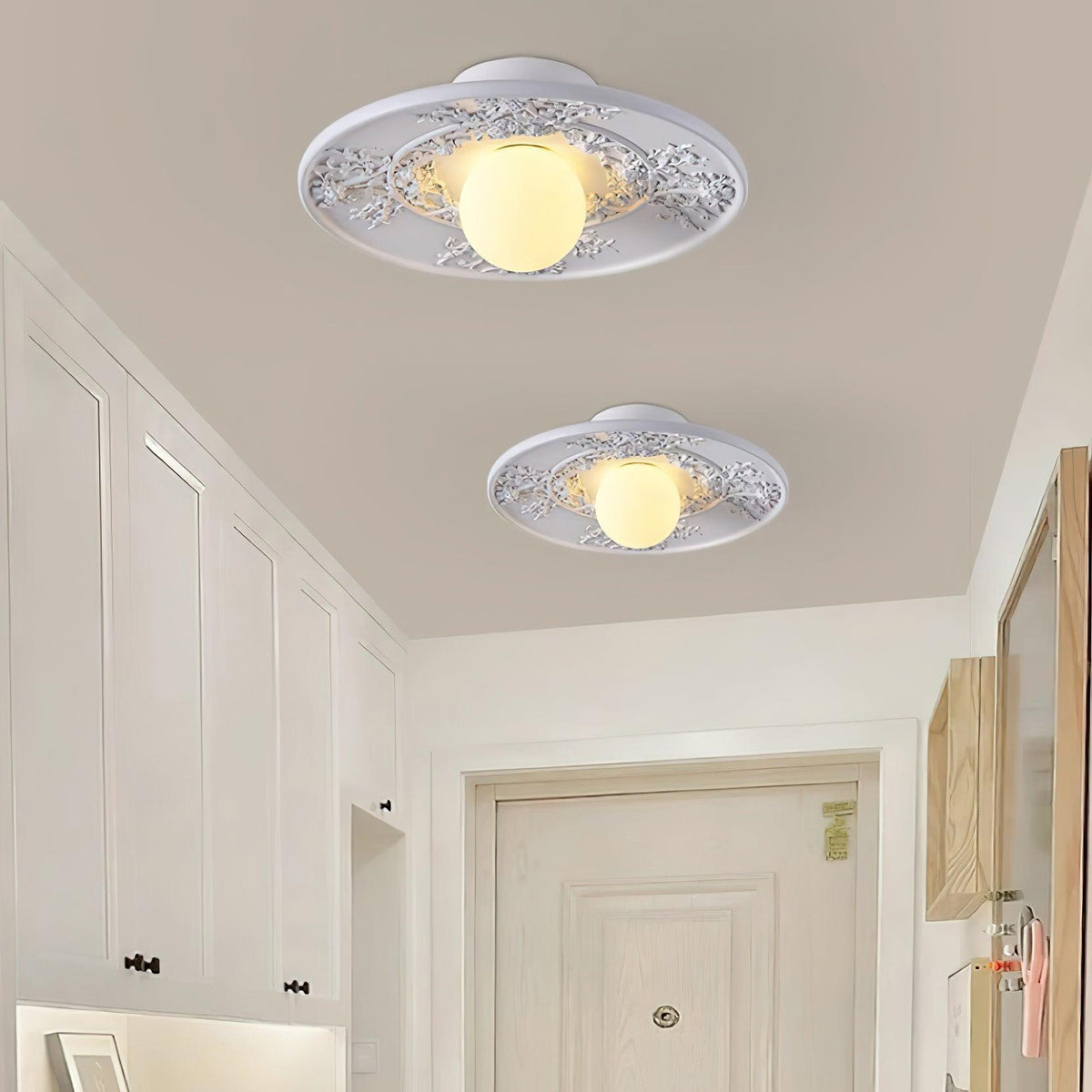 Lampy sufitowe Lace w kolorze białym z laserowo ciętą koronką i kulistą lampą centralną