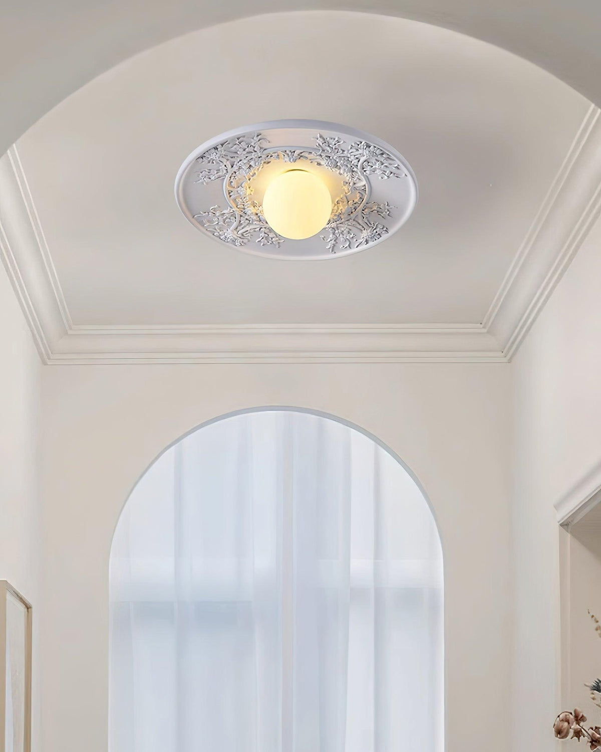 Lampy sufitowe Lace w kolorze białym z laserowo ciętą koronką i kulistą lampą centralną