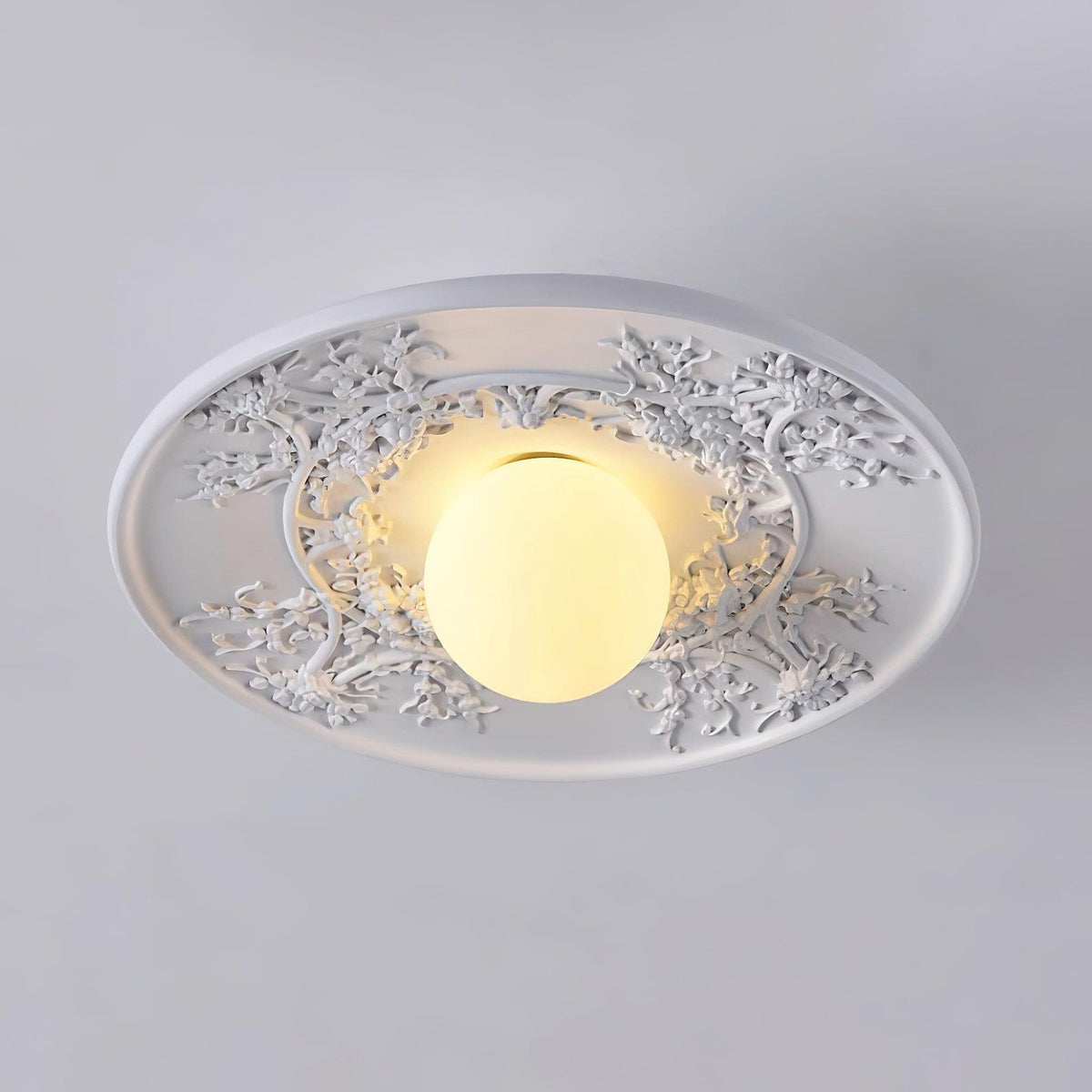Lampy sufitowe Lace w kolorze białym z laserowo ciętą koronką i kulistą lampą centralną