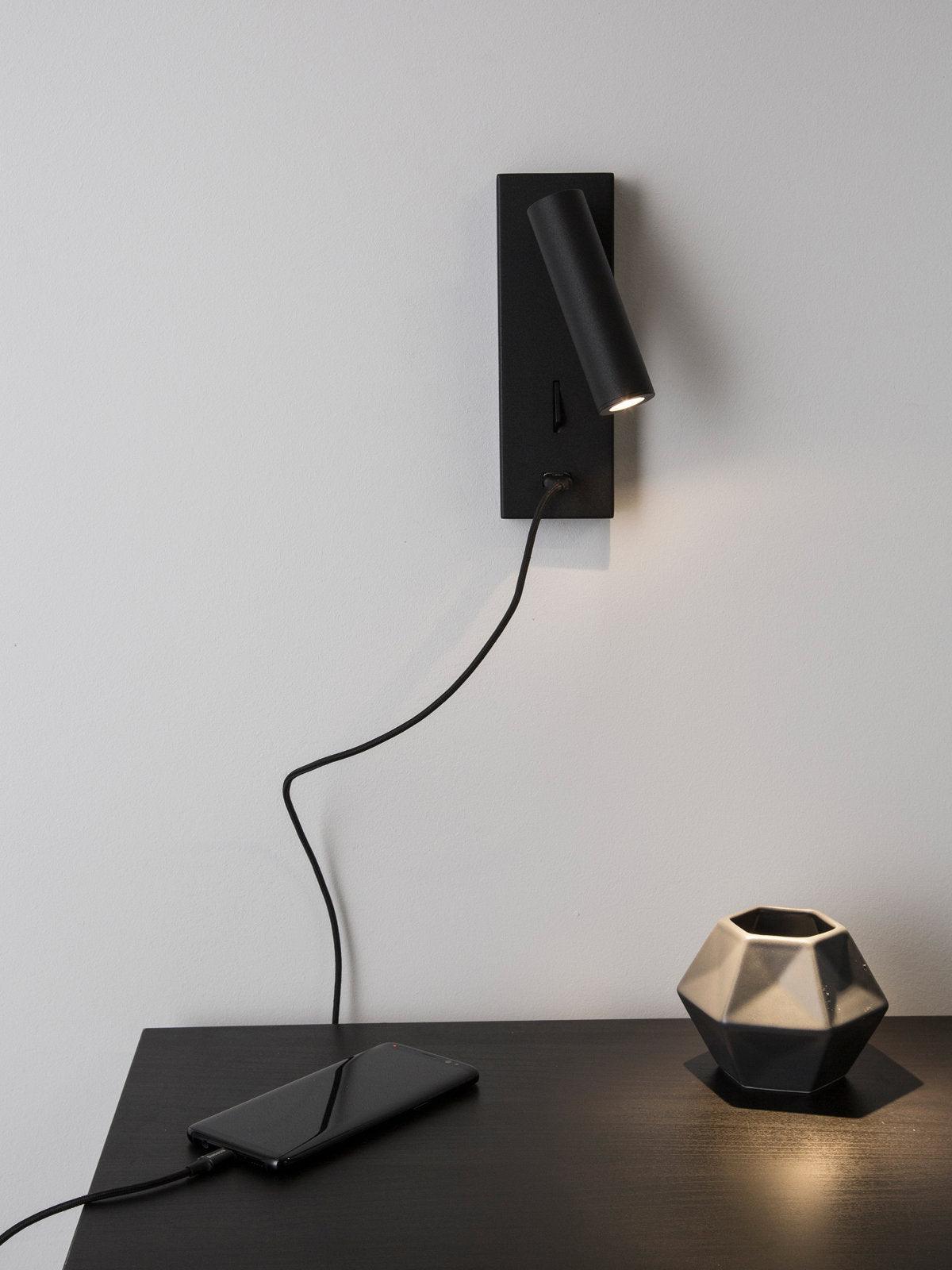 Sothis nowoczesny minimalistyczny kinkiet USB do łóżka czarny