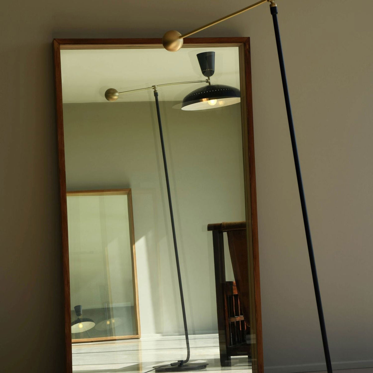 Celeste minimalistyczna lampa stojąca z miedzi