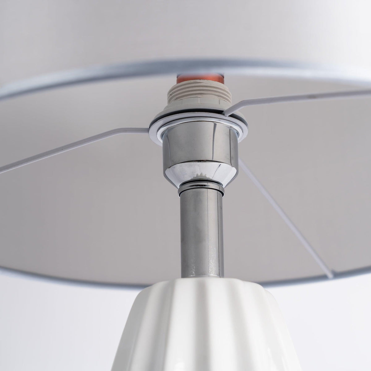 Terioina nowoczesna lampa stołowa z ceramiki