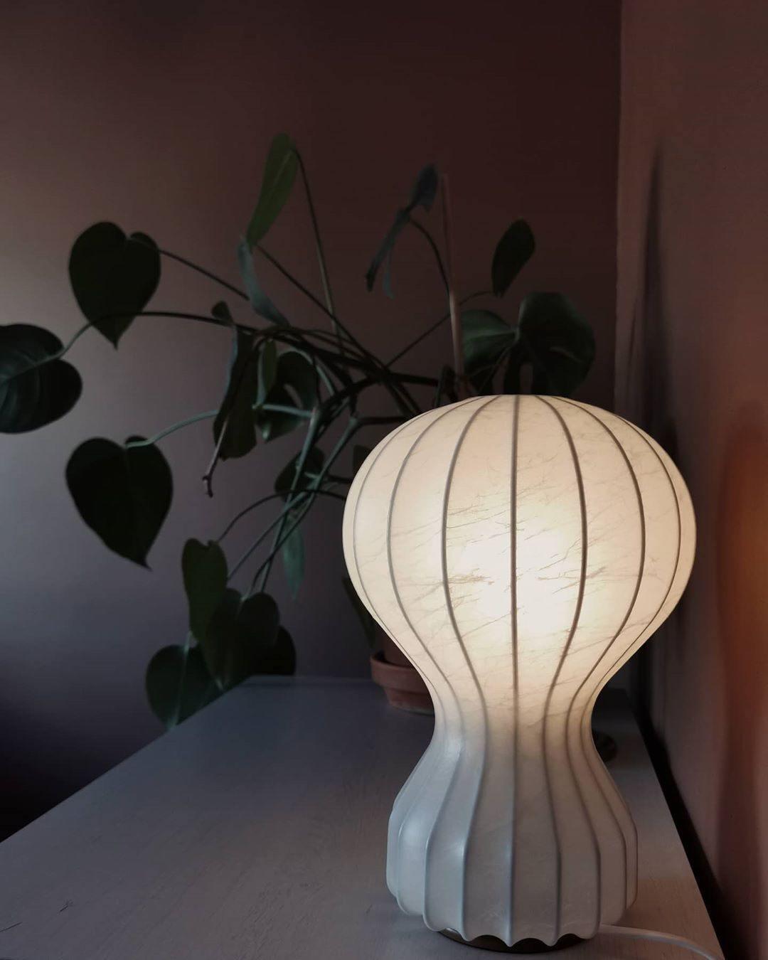 Lirove rzeźbiona lampa stołowa ze stali